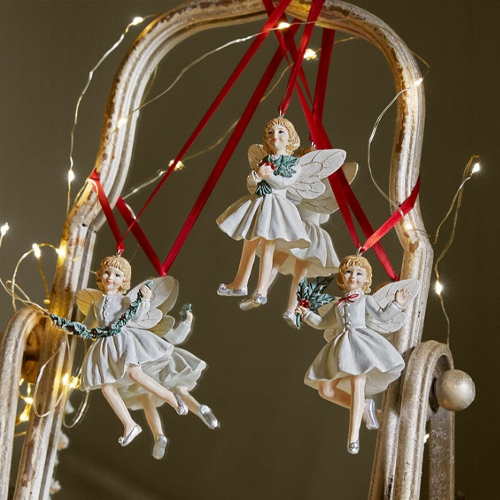 Drei weiße Engel aus Stoff an roten Bändern hängend, Weihnachtsdekoration mit LED-Lichtern