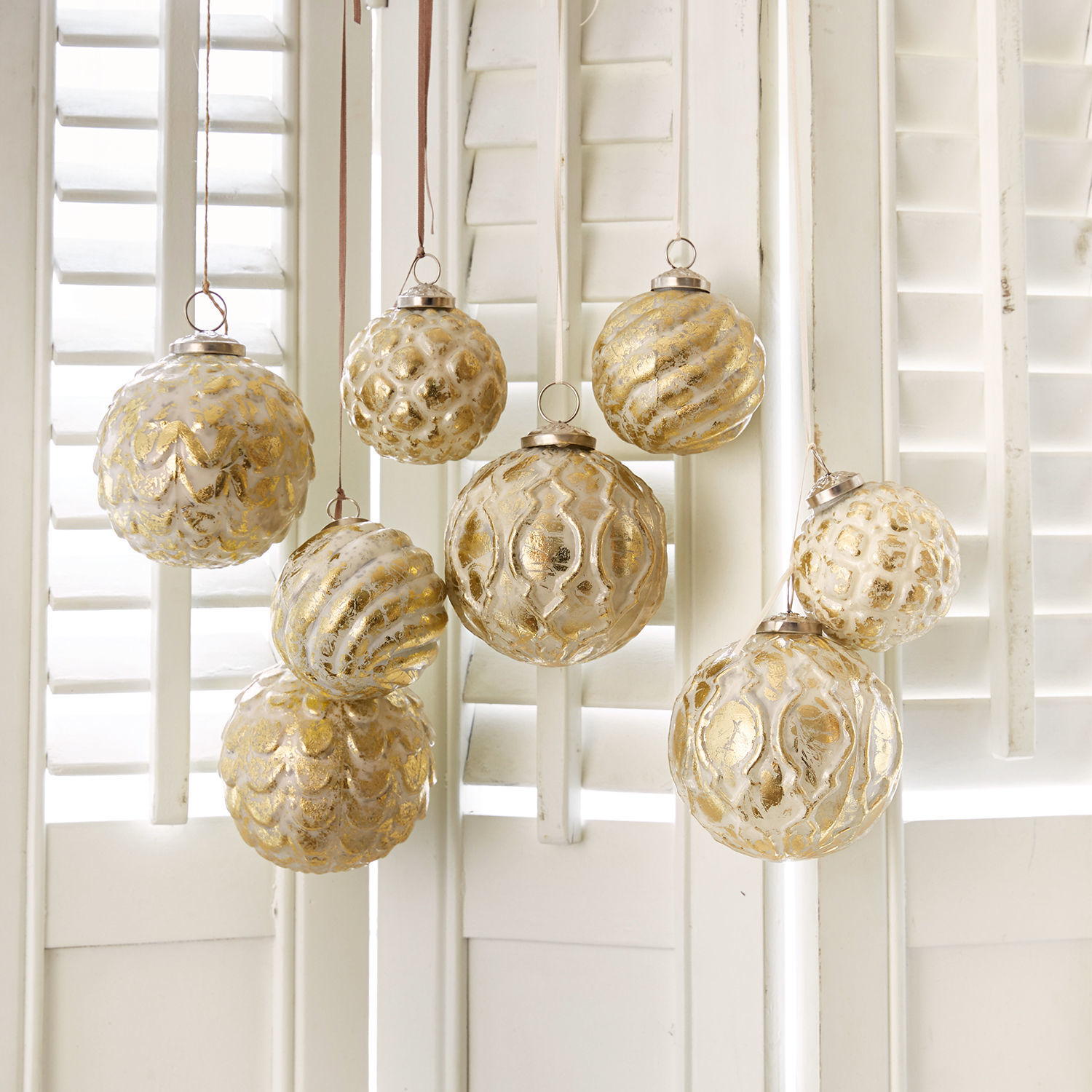 Weihnachtsschmuck 8er Set Imogen Set aus goldfarbenen Glas-Weihnachtskugeln mit verschiedenen Mustern zur Dekoration
