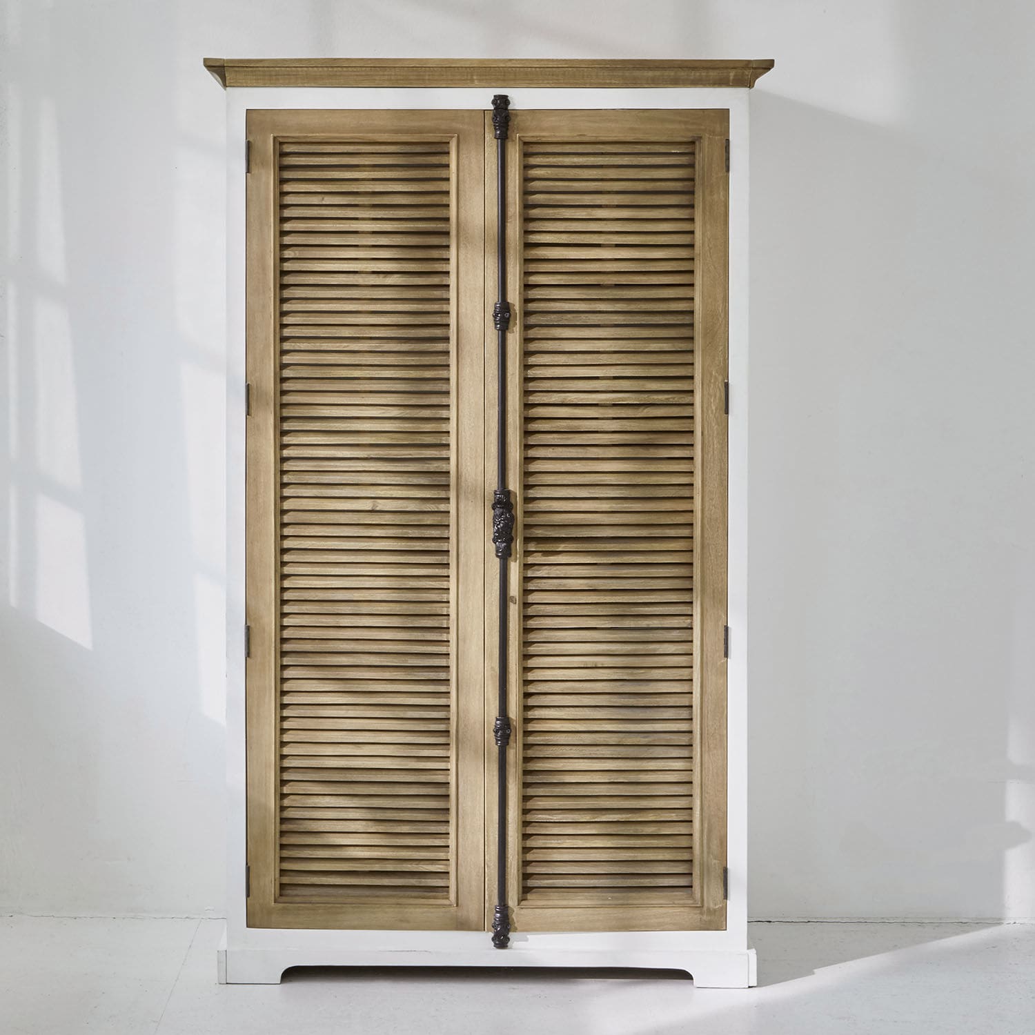 Schrank Comtois Holzschrank mit weißem Rahmen und naturfarbenen Lamellentüren, Vintage-Aufbewahrungsmöbel