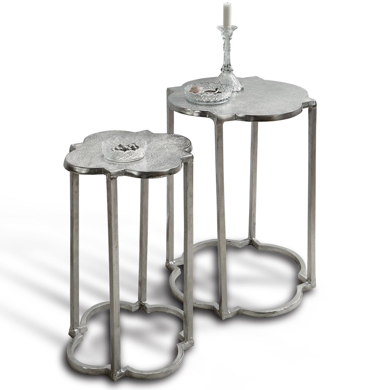 Zweiteiliges Set silberner Metall-Beistelltische mit dekorativ geformter Tischplatte