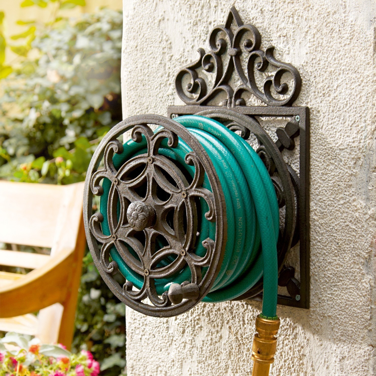 Schlauchabroller Trelly Dekorativer Metall-Wandhalter für Gartenschlauch in Grün mit Messinganschluss im Außenbereich
