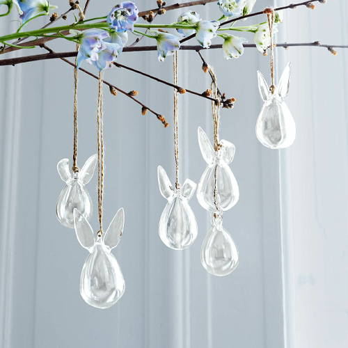 Glasanhänger in Engel-Form an Schnüren, frühlingshafte Wohnraumdekoration
