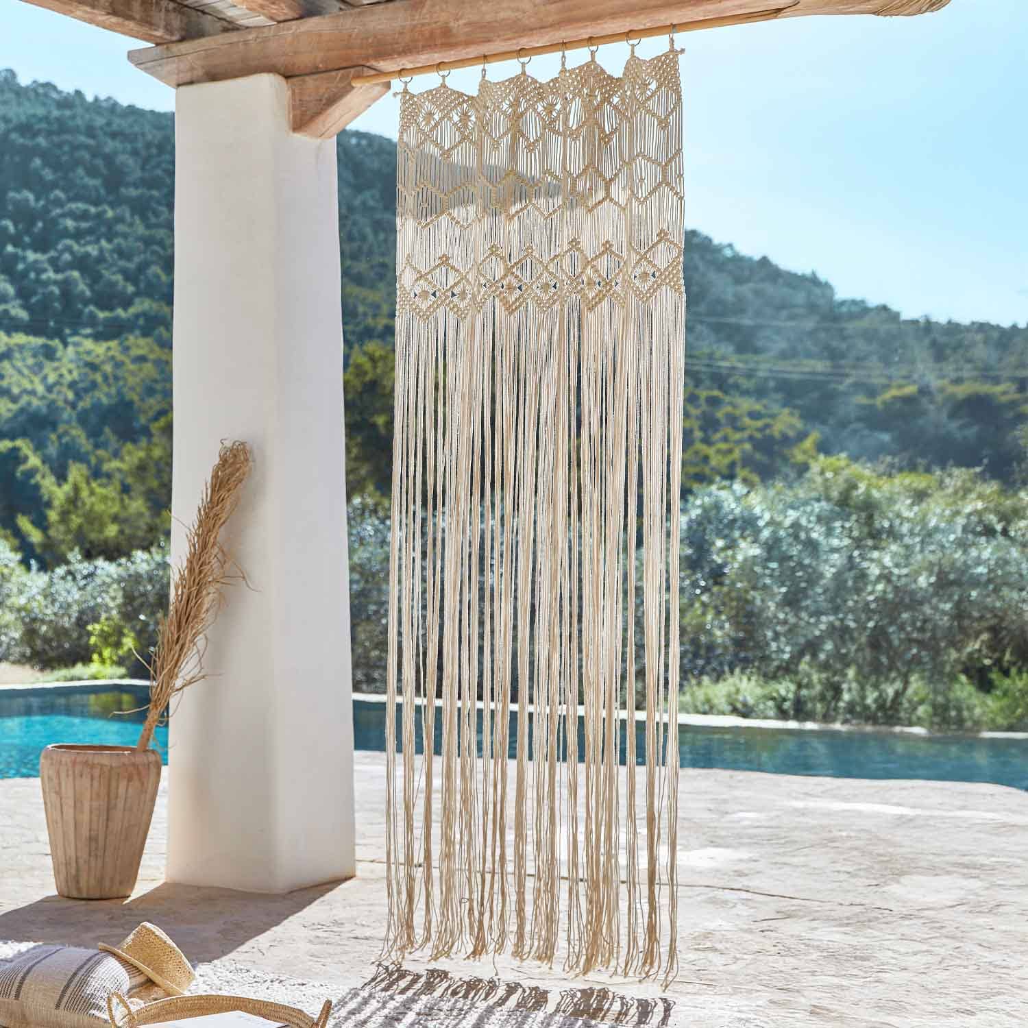 Beige Baumwoll-Makramee an Holzbalken hängend, Boho-Dekoration für drinnen und draußen
