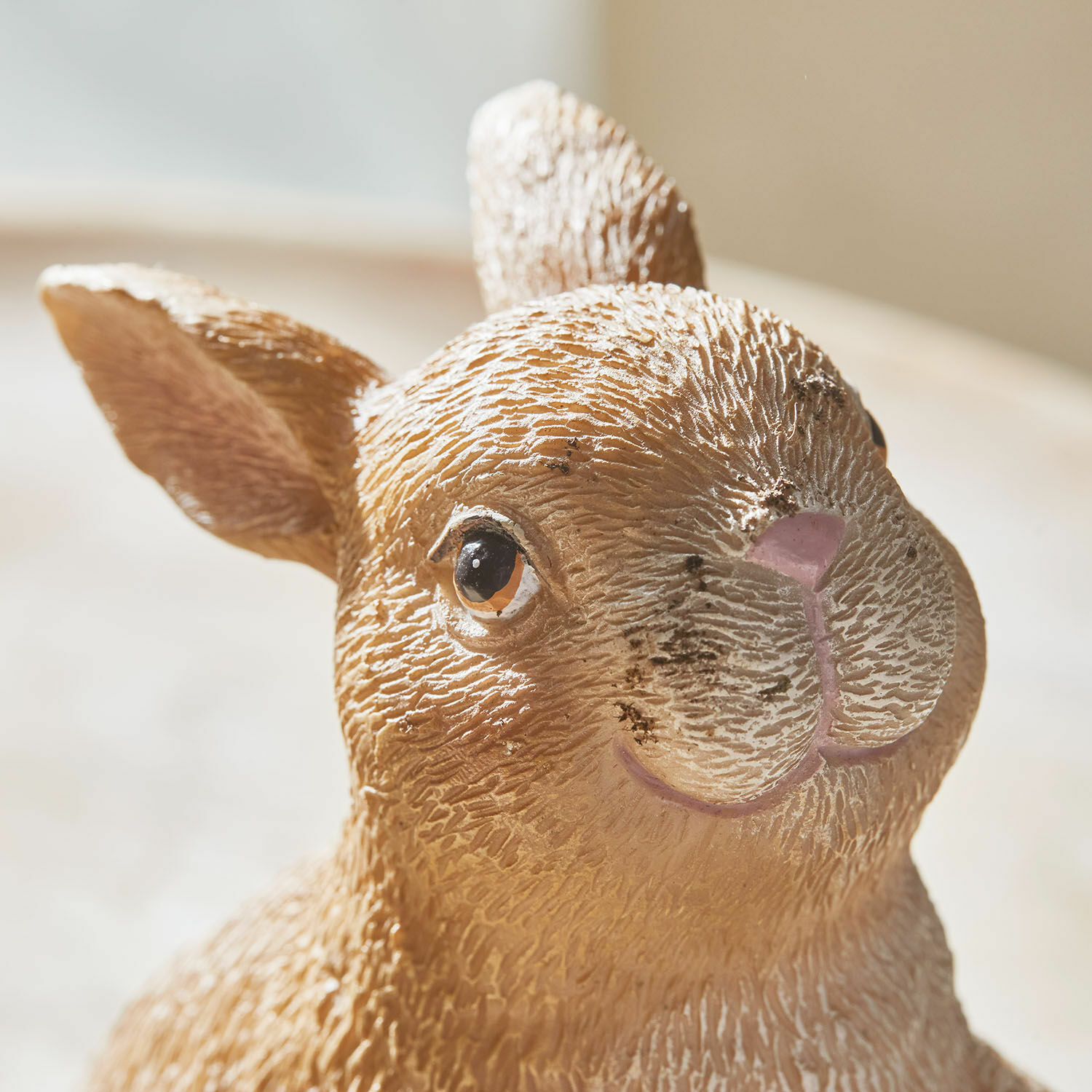 Dekorative Hasenfigur in Beige mit Fellstruktur zur Wohnraumdekoration