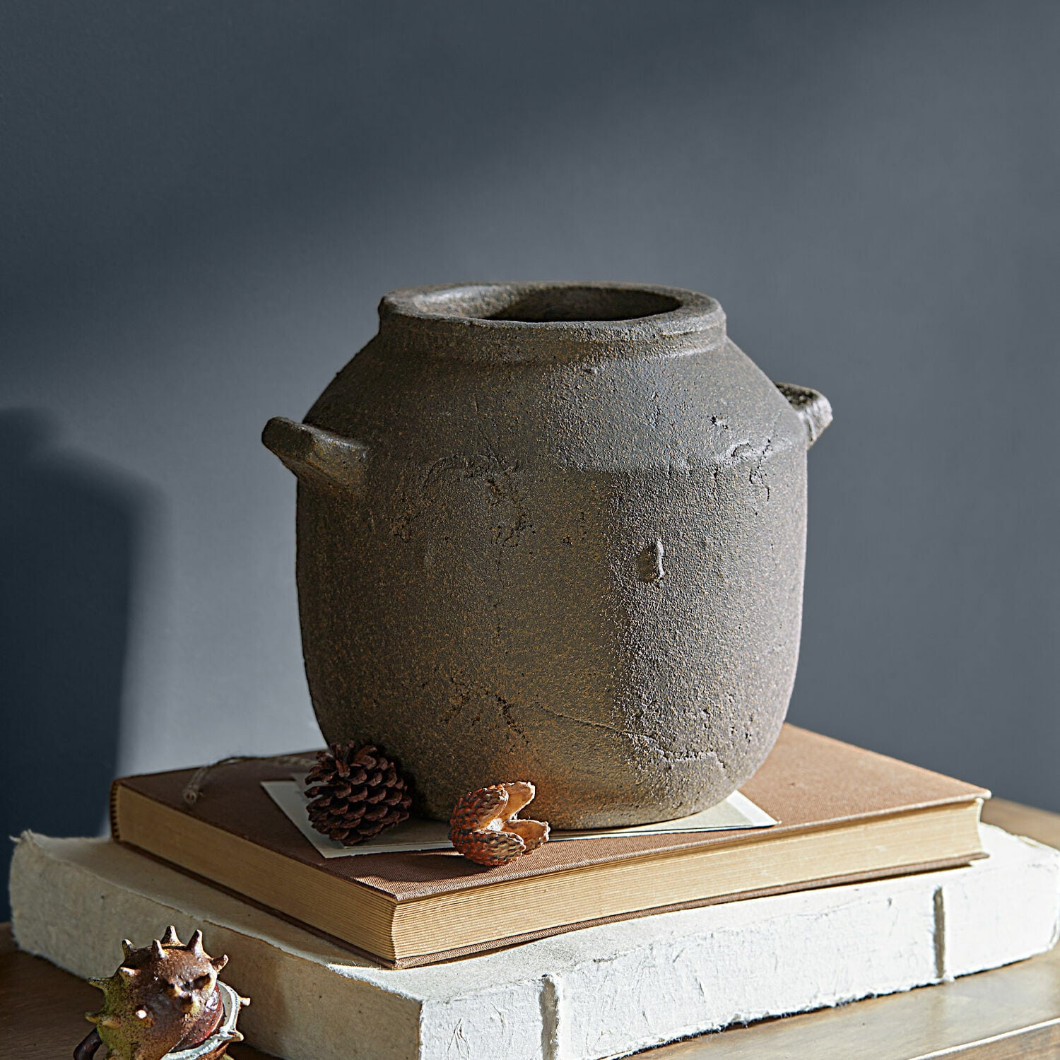 Vase Saintevoux Rustikaler grauer Keramikvase auf Büchern, Vintage-Dekoration für Wohnräume
