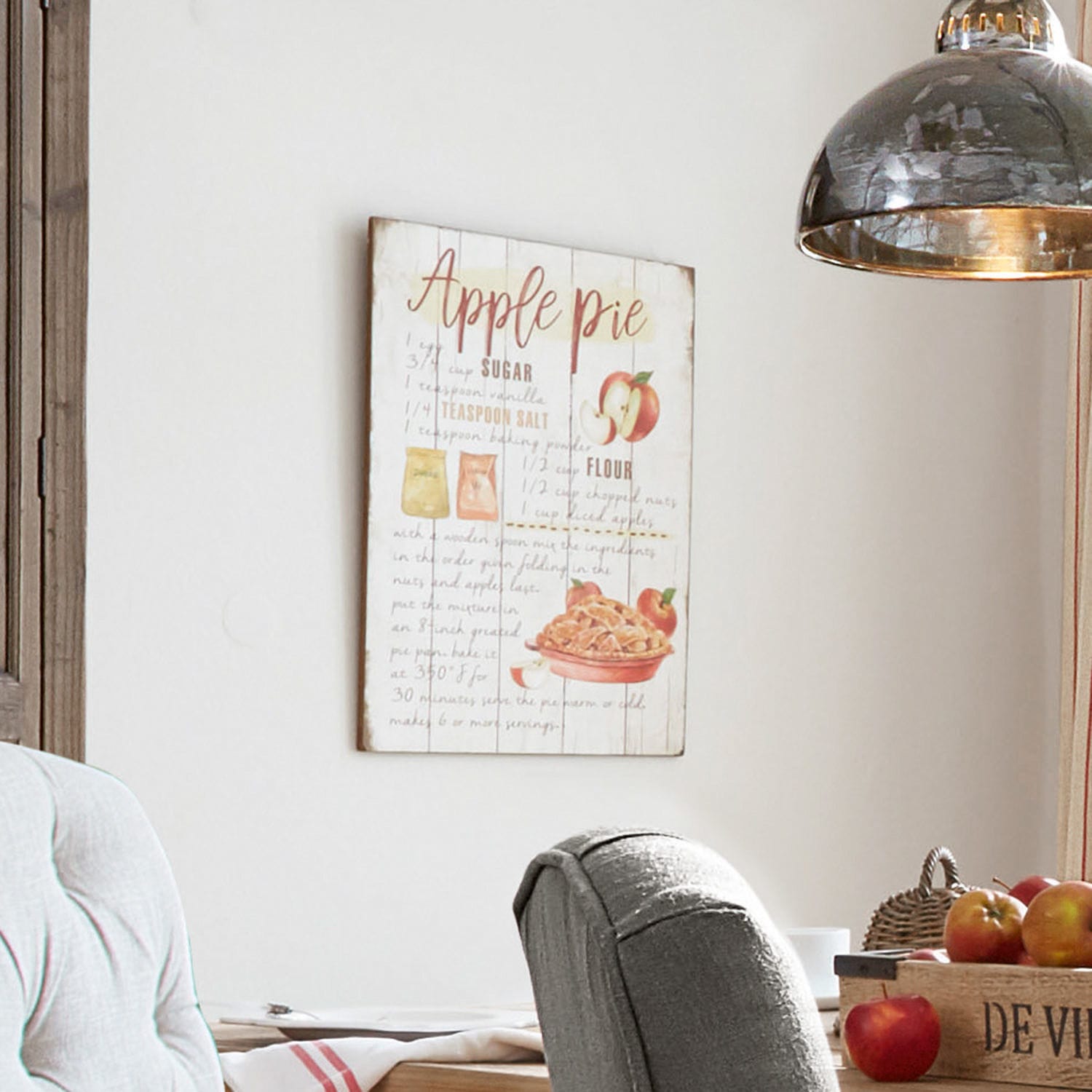 Dekoratives Bild mit Apfelkuchenrezept auf Holztafel in hellem Kücheninterieur