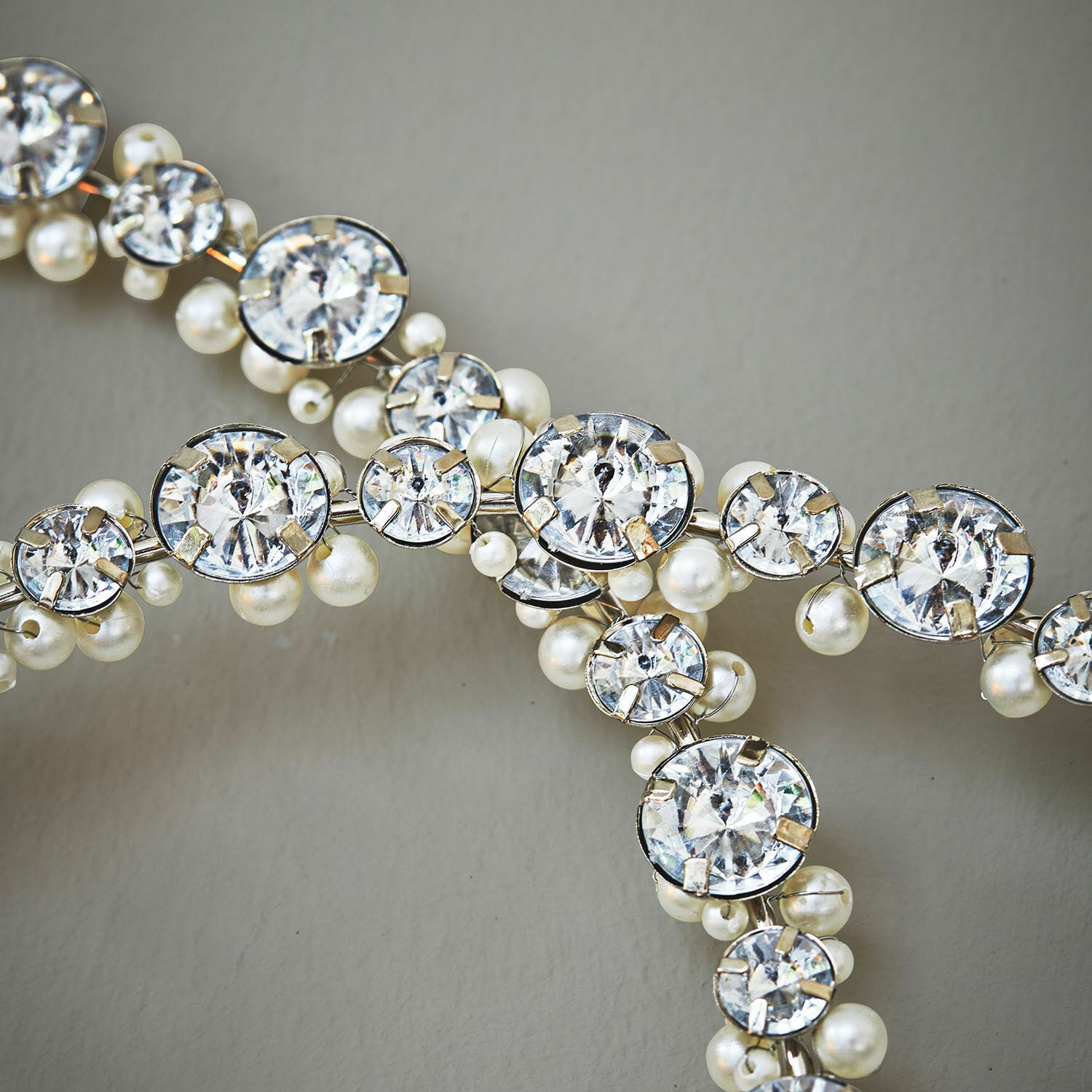 Schmuck mit Kristallen und Perlen in Silberfarbe, elegantes Accessoire für besondere Anlässe