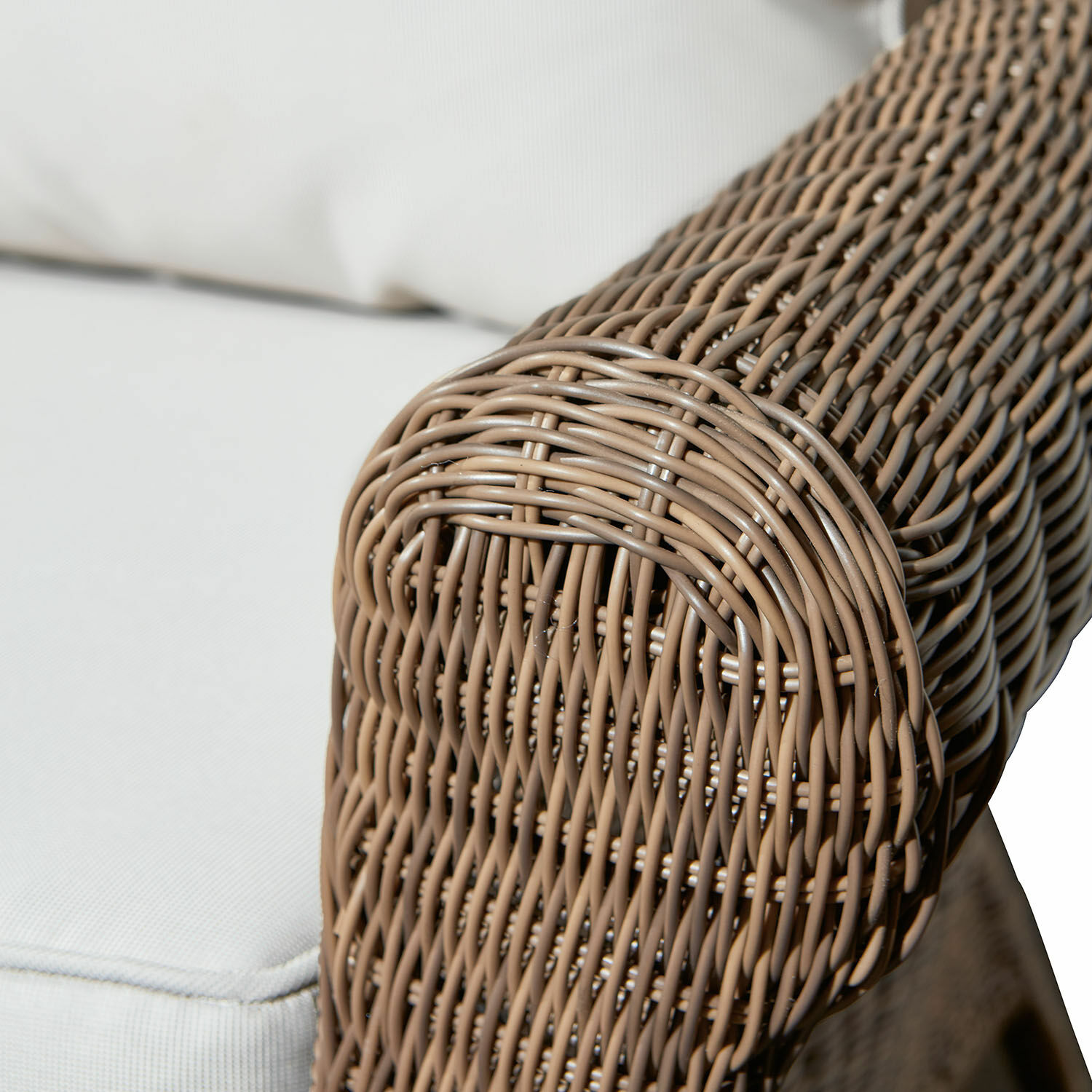 Brauner Polyrattan-Sessel mit hellbeigem Kissen, wetterfester Gartenstuhl mit Flechtoptik