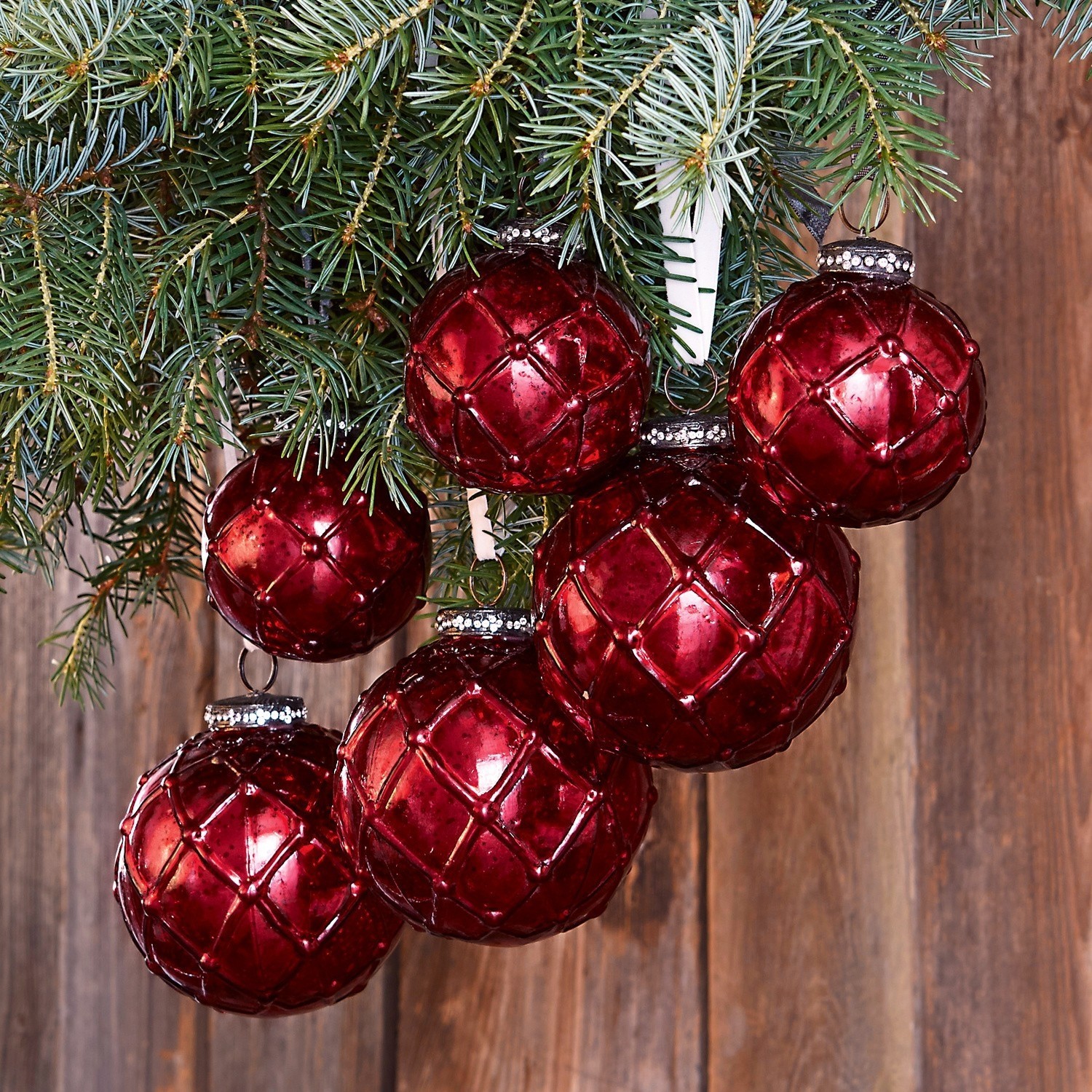 Weihnachtsschmuck 6er Set Roubi Set aus roten Glas-Weihnachtskugeln mit Rautenmuster an Tannenzweig, festliche Dekoration