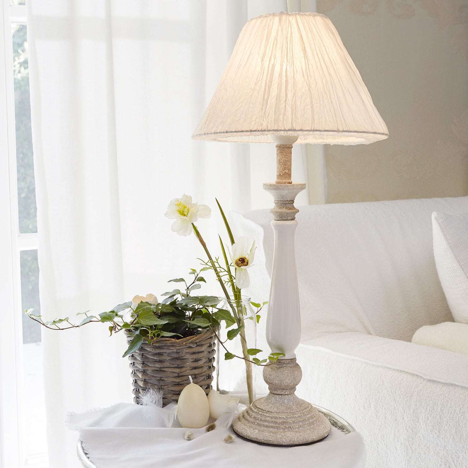 Tischlampe Skandrina Tischlampe mit weißem Stoffschirm und heller Keramikbasis für gemütliches Wohnzimmer