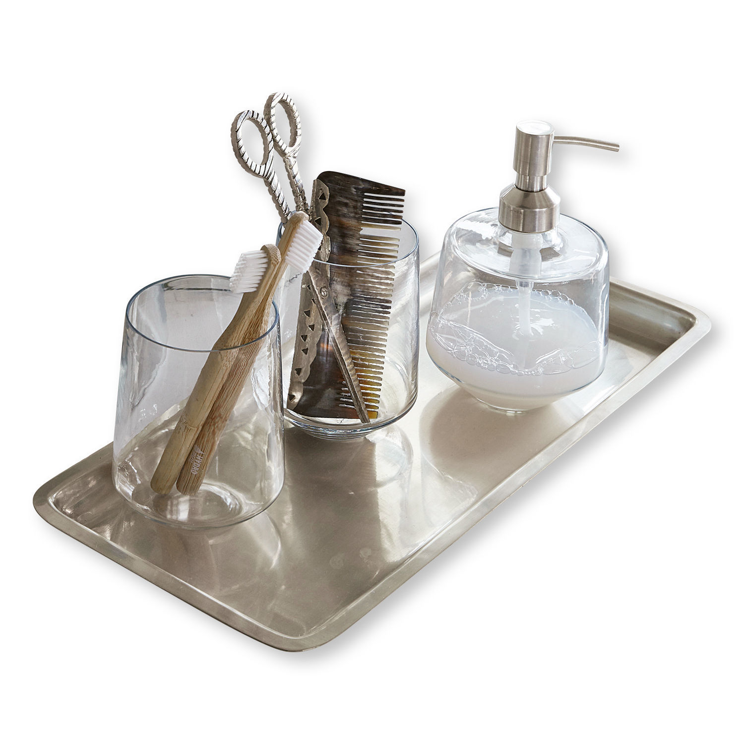 Badezimmer-Set auf Metalltablett mit transparenten Gläsern, Zahnbürsten, Schere und Seifenspender