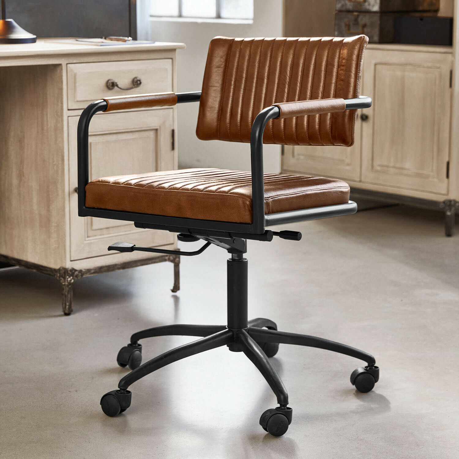 Schreibtischstuhl Awanian Drehbarer Bürostuhl aus braunem Leder mit schwarzem Metallgestell, bequem und stilvoll