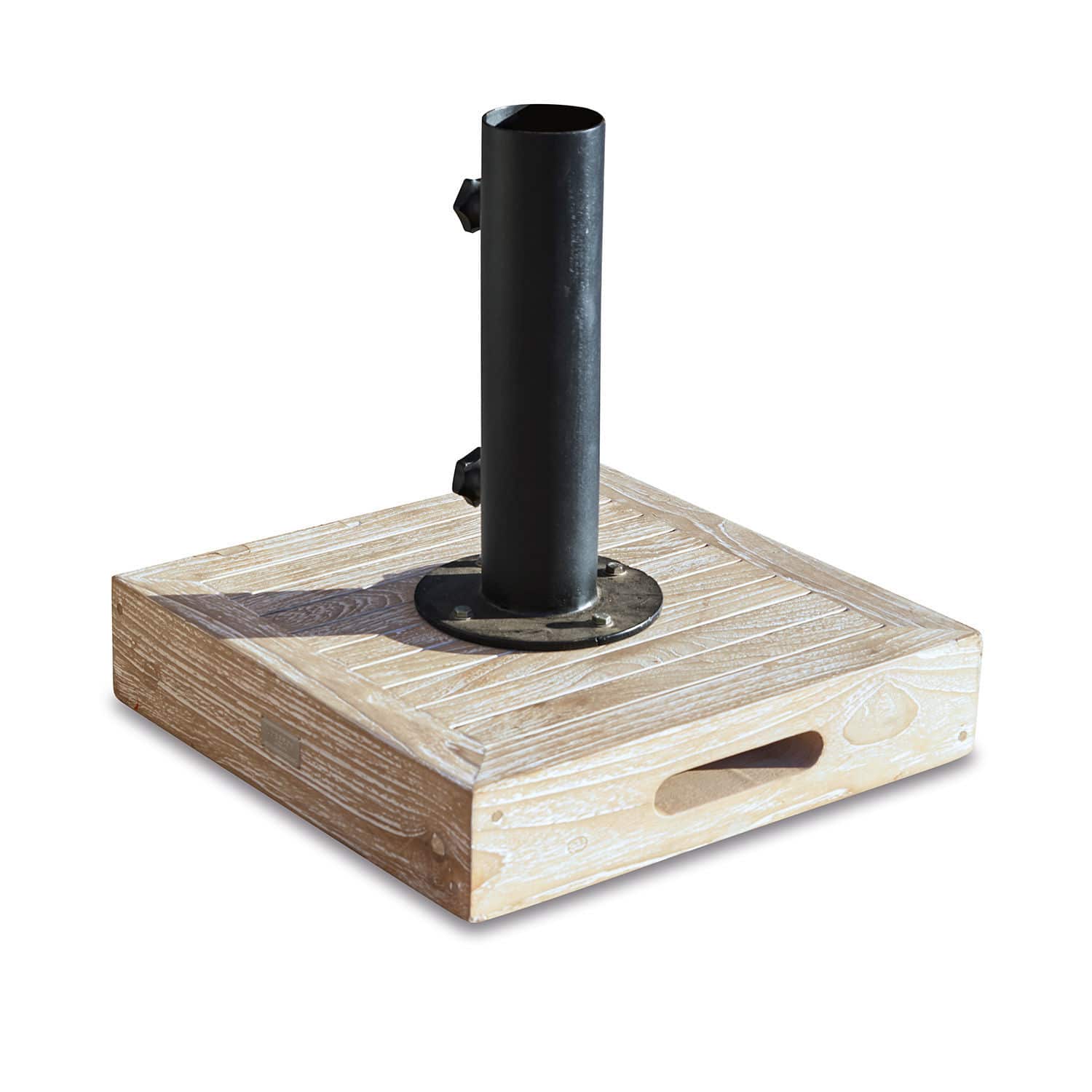 Quadratische helle Holzsockel mit schwarzem Metallrohr zur Befestigung eines Gartenschirms