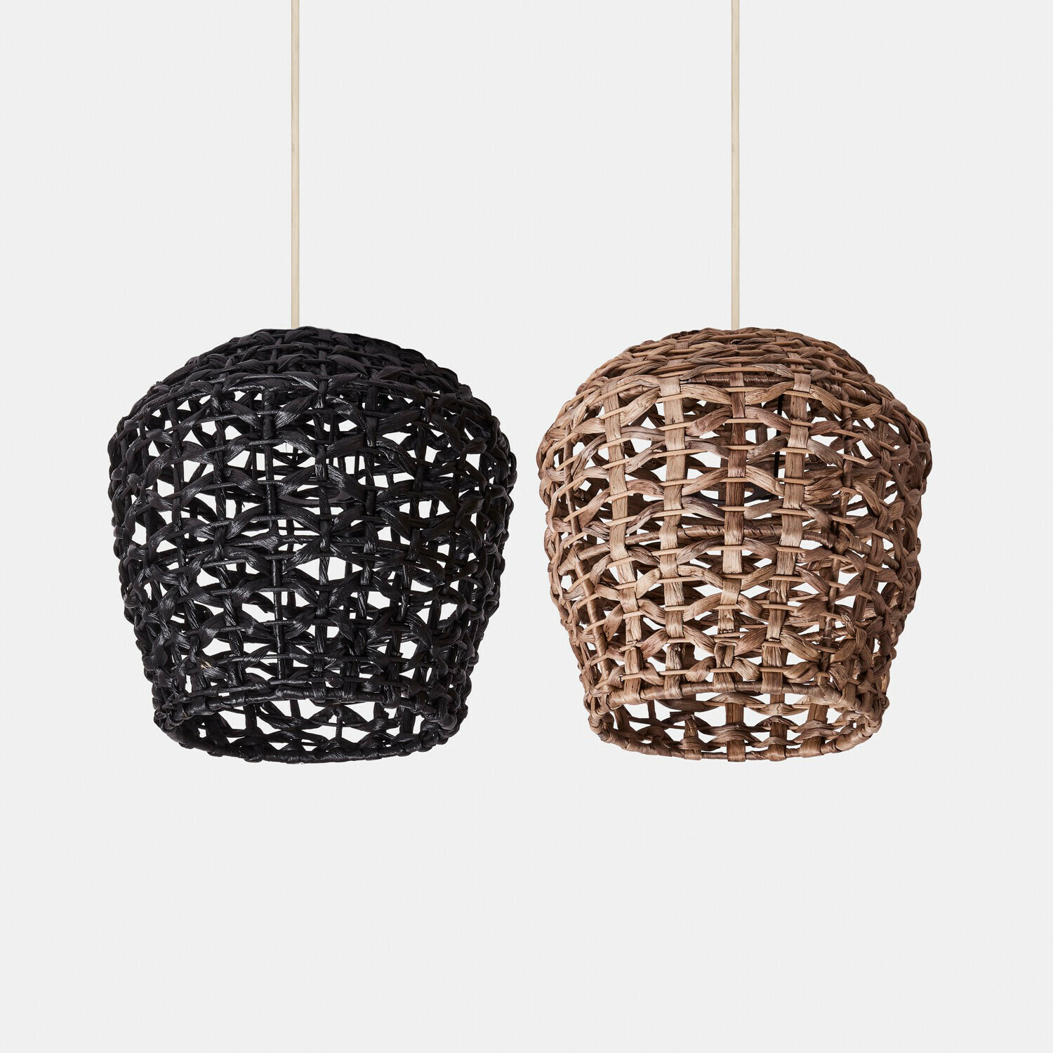 Lampenschirm 2er Set Orsenda Zwei hängende Lampenschirme aus geflochtenem Rattan in Schwarz und Natur für Wohnraumdeko