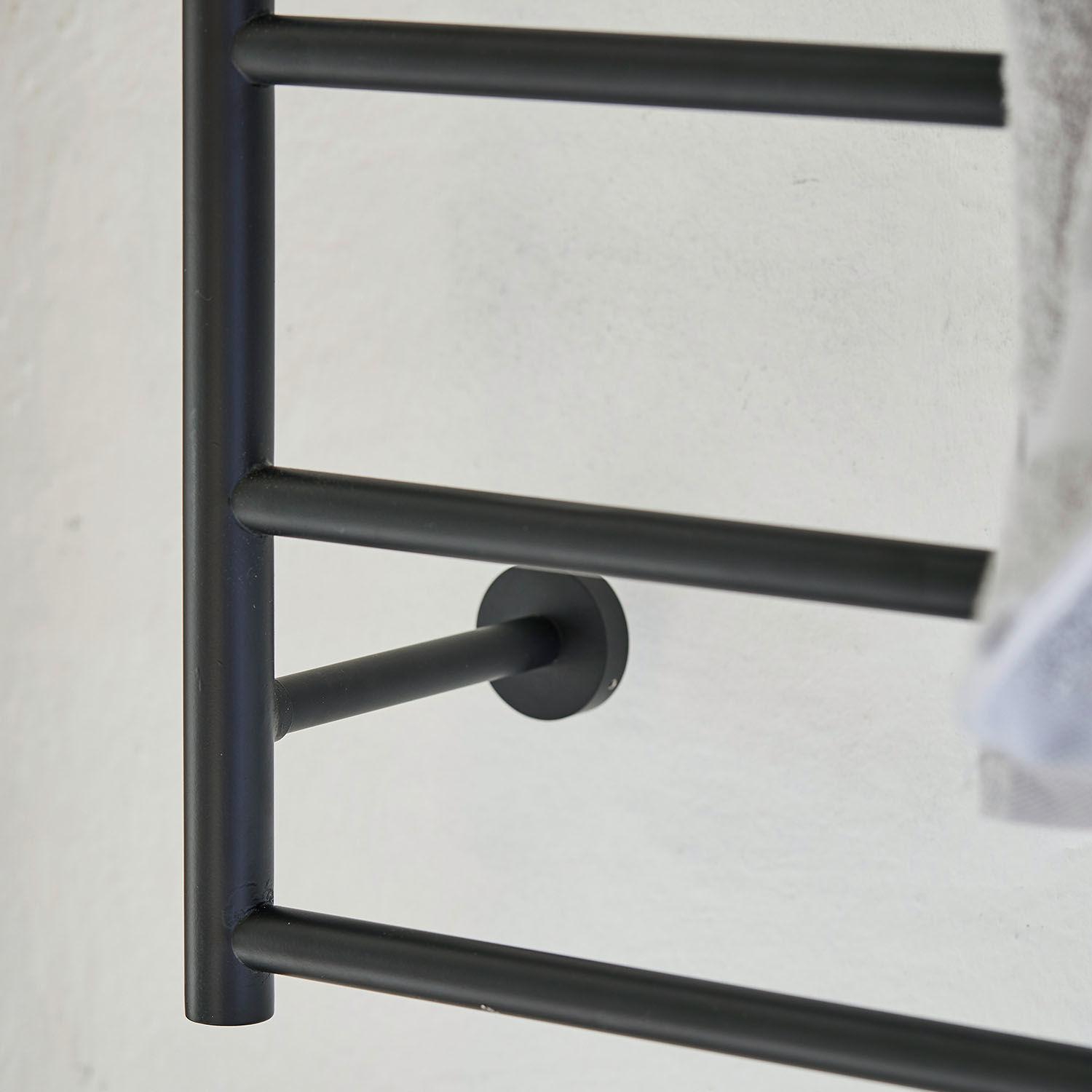Schwarzer Metall-Wandhalter mit Rohren zum Aufhängen von Handtüchern, modernes Bad-Design