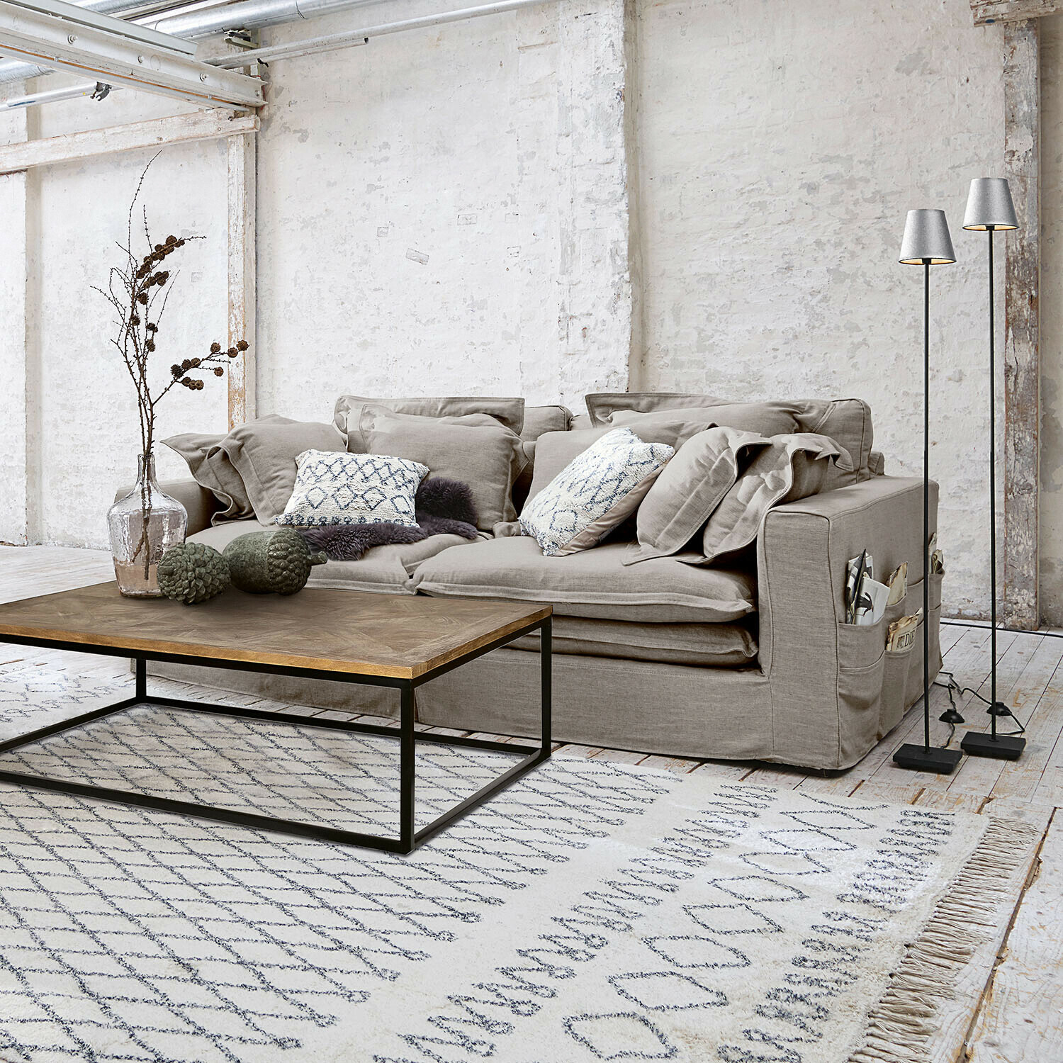 Sofa Terell Graues Stoffsofa mit Kissen und Holztisch auf hellem Teppich in modernem Wohnzimmer