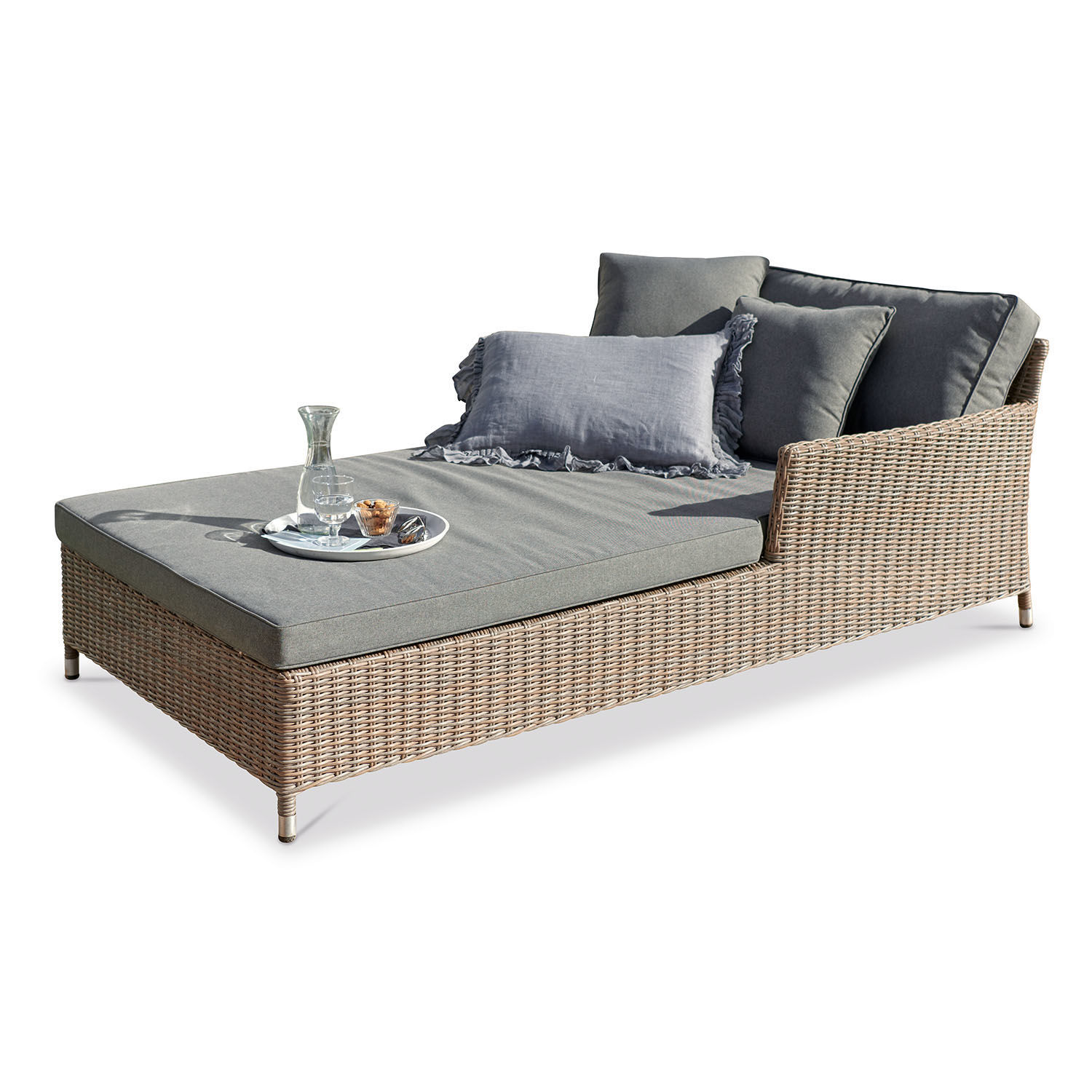 Beige Rattan-Liege mit grauen Polstern und Tablett für Getränke, Gartenmöbel