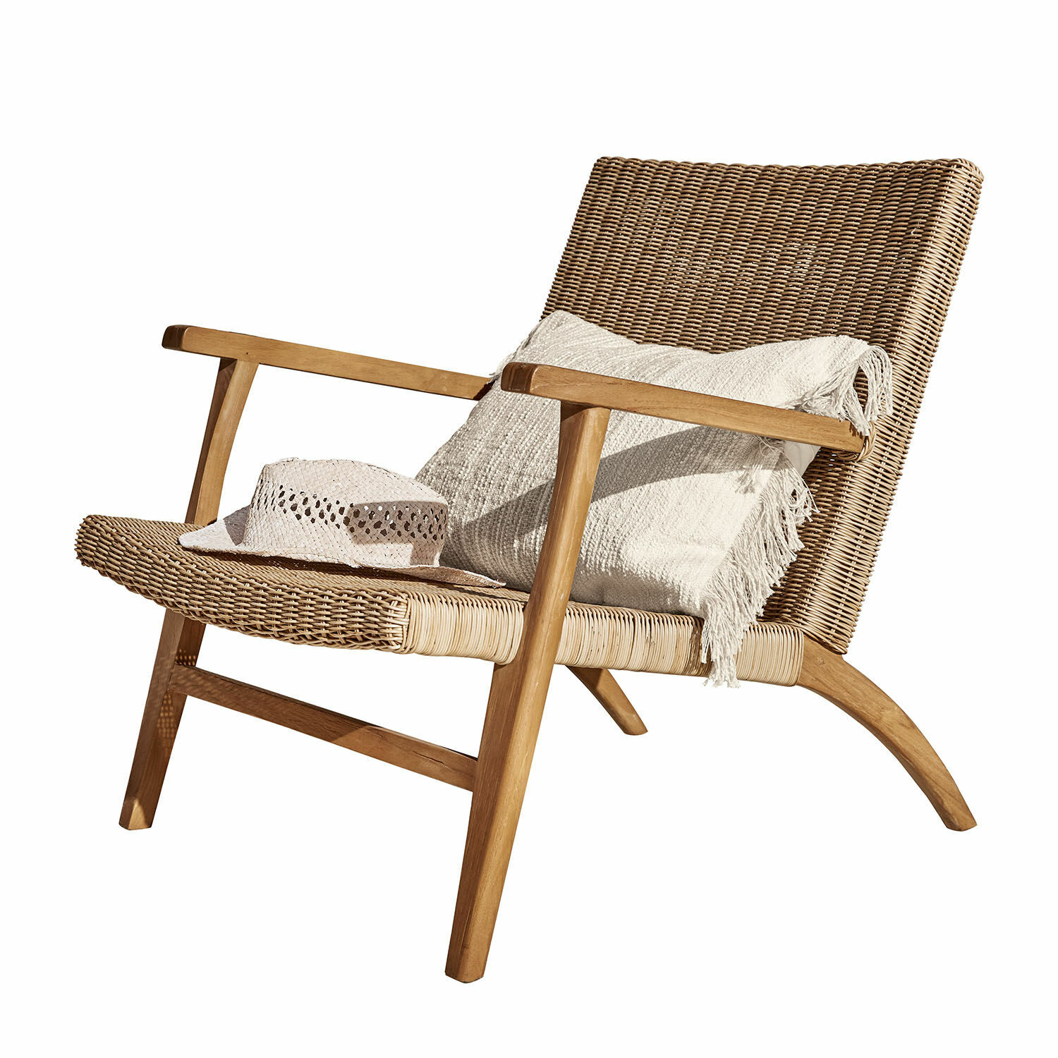 Stuhl Alzette Stuhl aus Rattan und Teakholz in Naturtönen mit hellem Kissen und Strohhut
