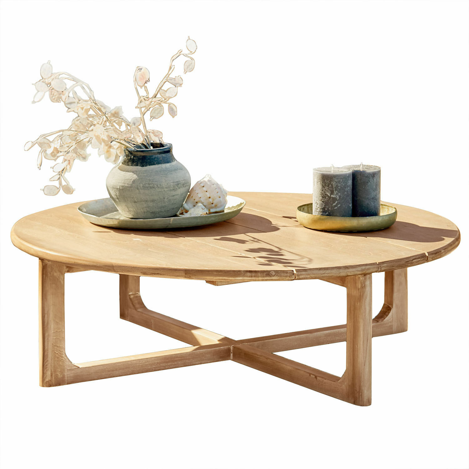 Couchtisch Tewksbury Runder Couchtisch aus naturfarbenem Teakholz mit Dekoration auf der Tischplatte