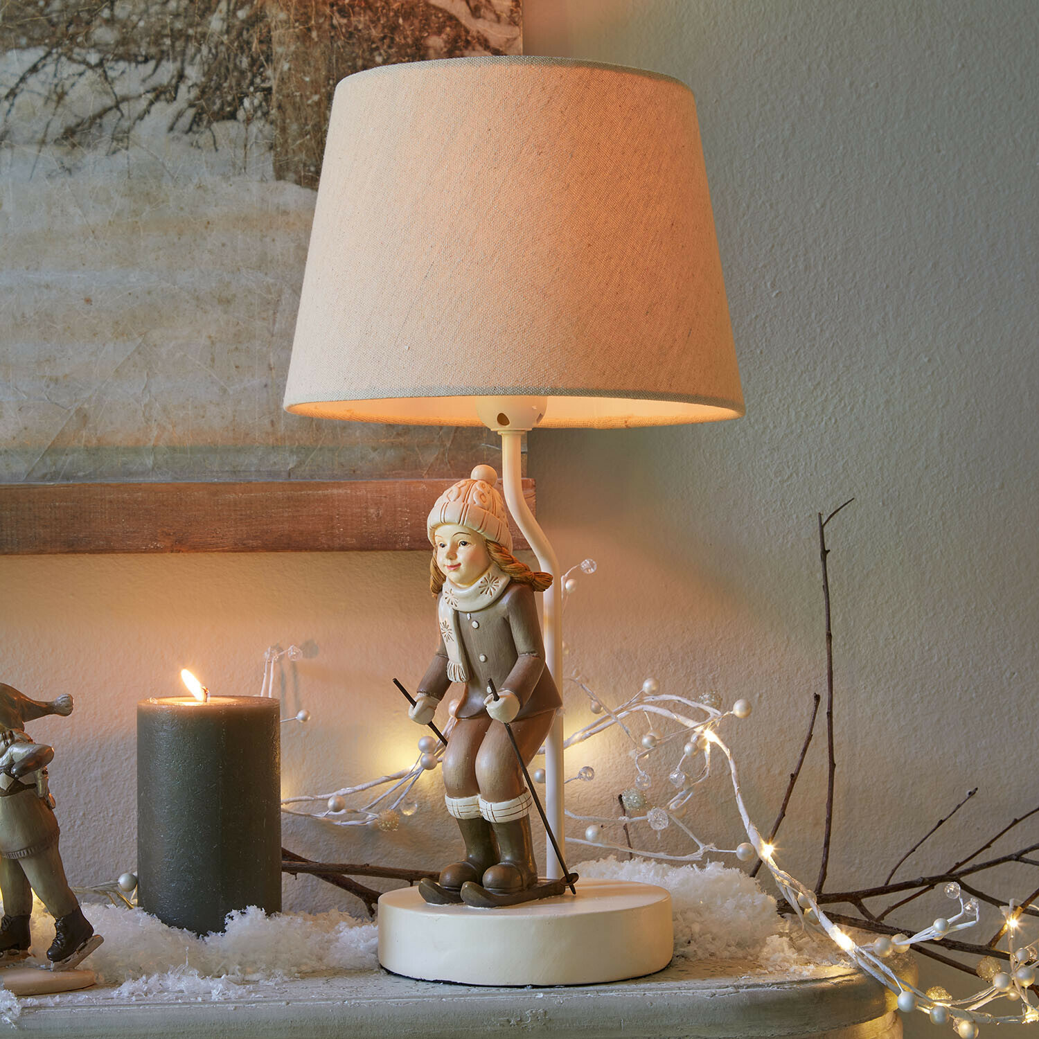 Tischlampe Avirae Tischlampe mit Skifahrer-Figur in Beige und Stoffschirm, winterliche Dekoration mit warmem Licht