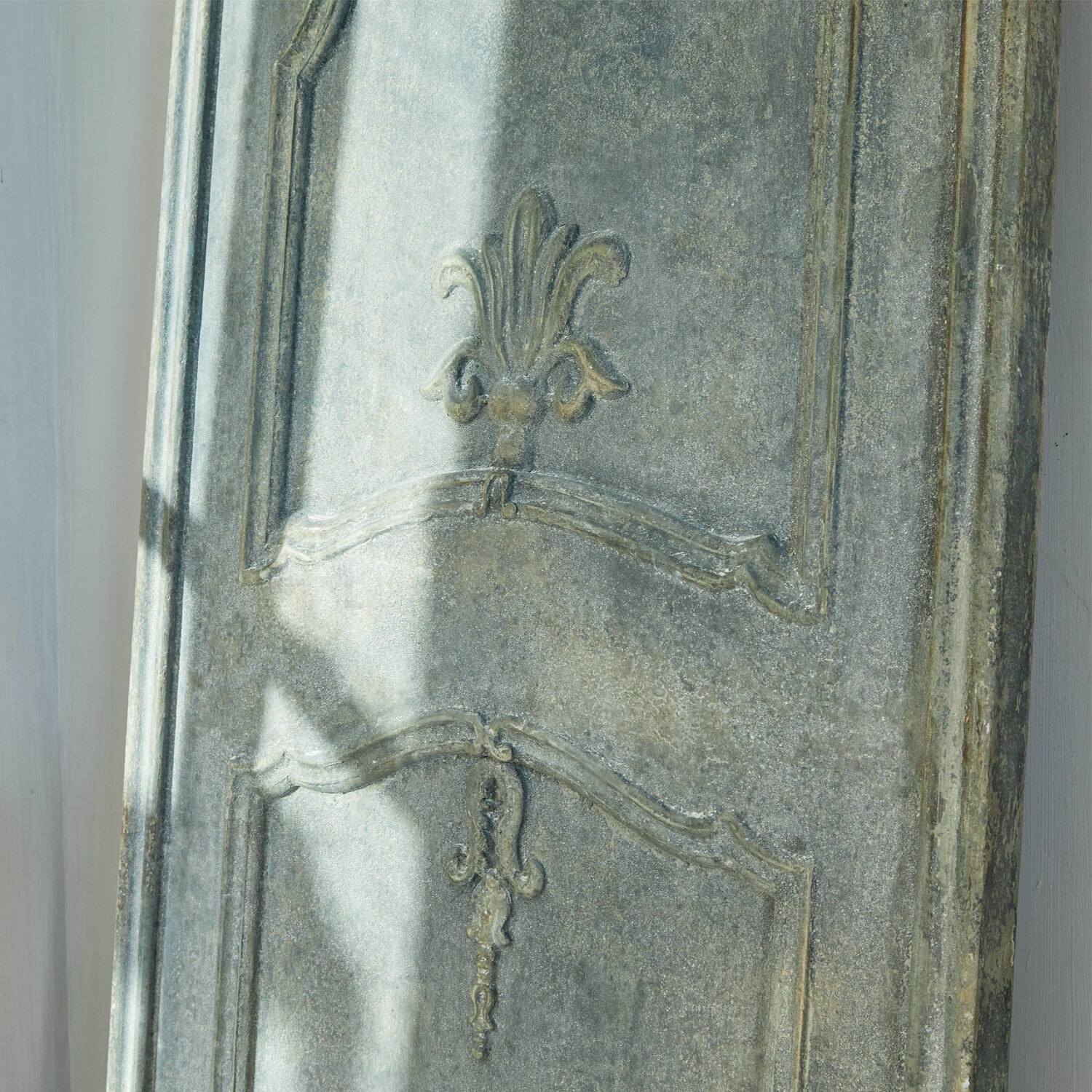 Dekorative Wandplatte aus gealtertem grauem Metall für ein Vintage-Interieur
