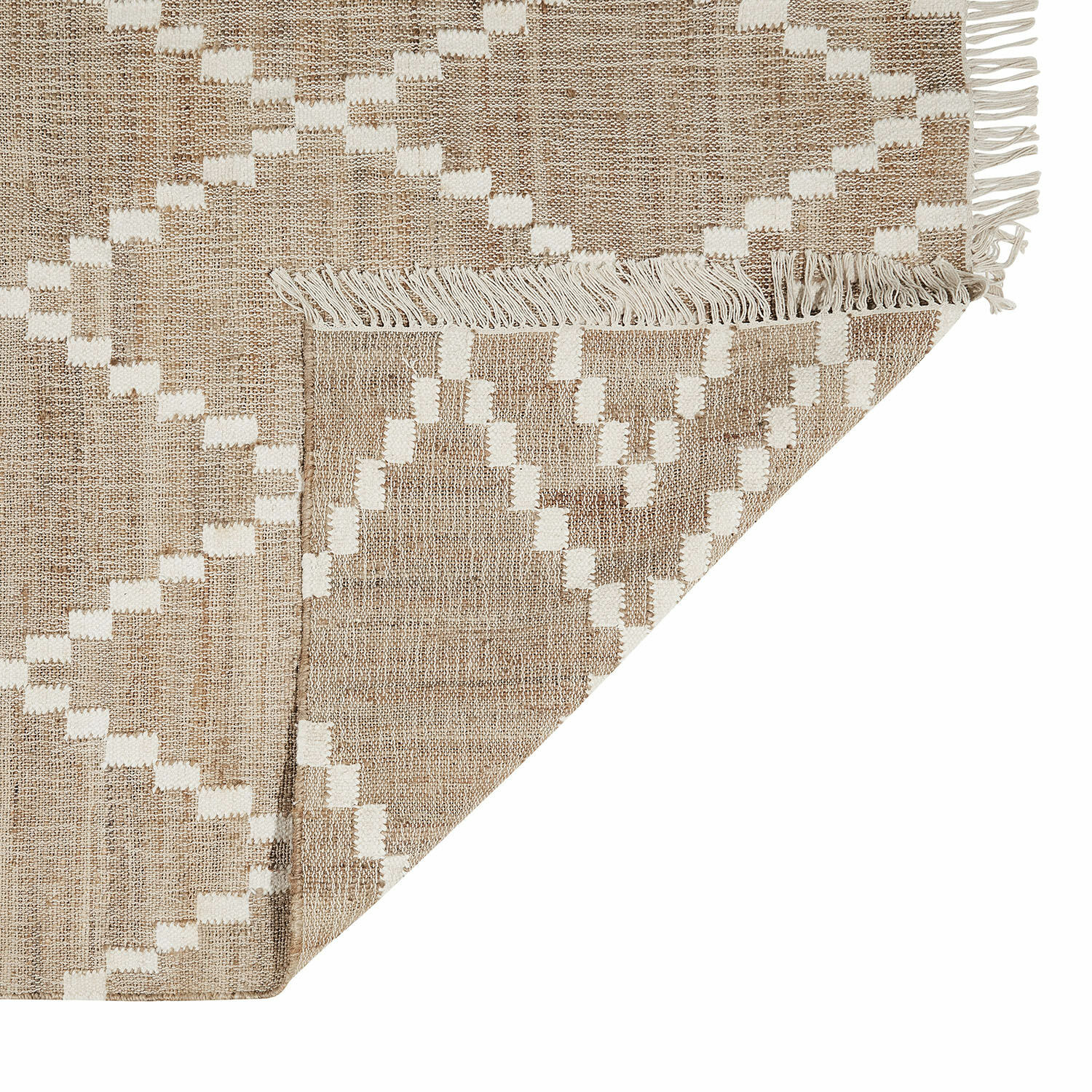Beigefarbener Teppich mit geometrischem Muster und Fransen aus Naturmaterial, Wohnaccessoire