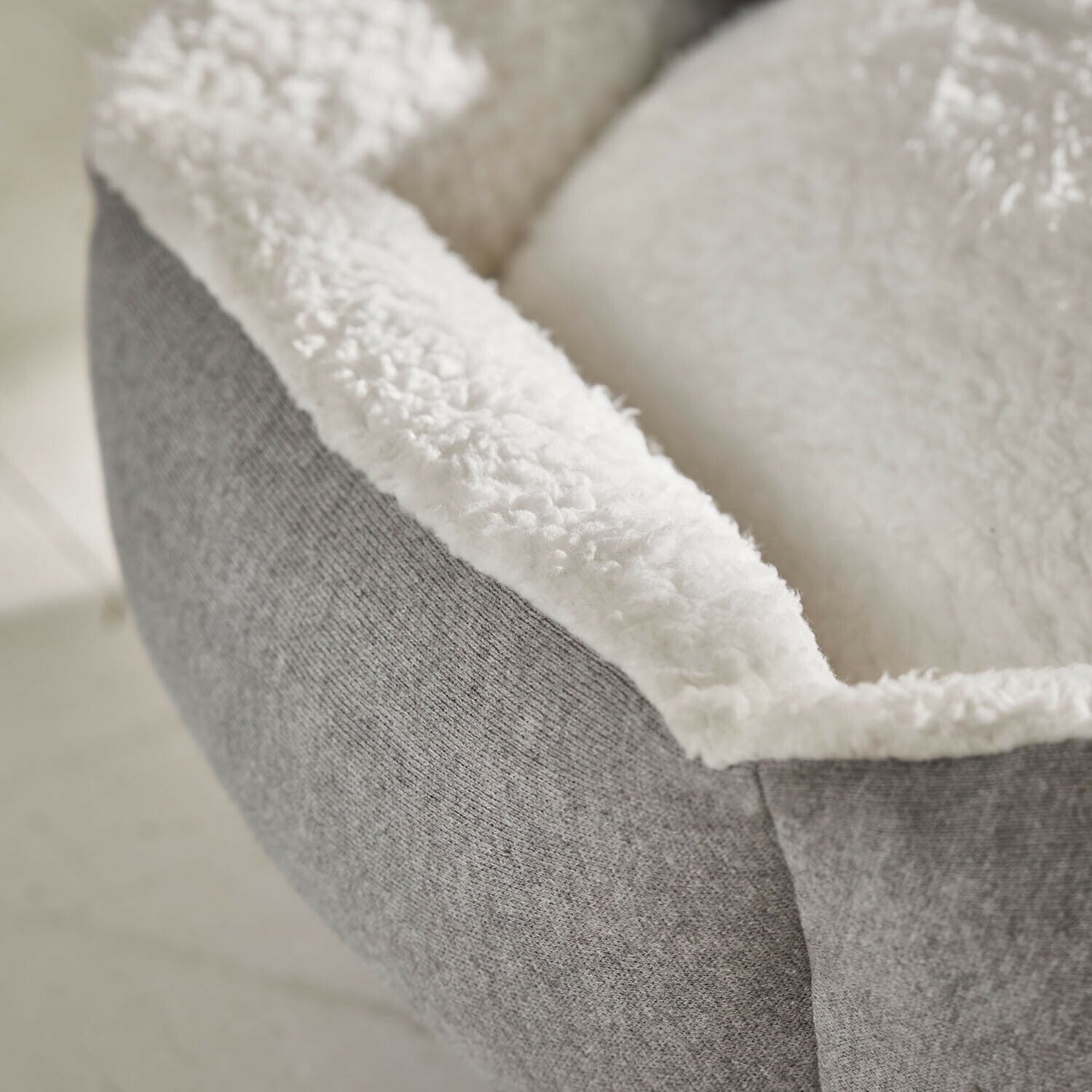 Graues Hundebett mit weichem weißem Plüschfutter, bequemes und langlebiges Haustierbett