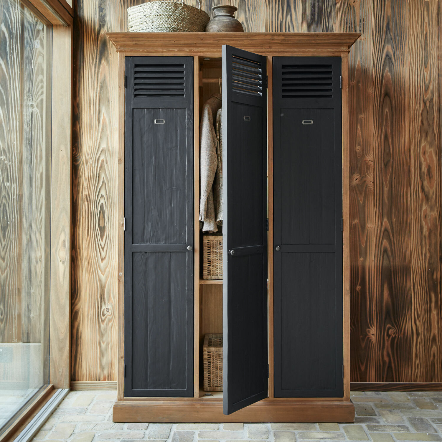 Holzschrank mit drei schwarzen Türen und Korbaufbewahrung, industrieller Loft-Stil
