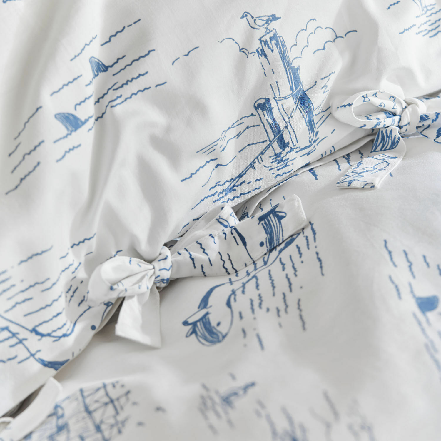 Weiße Baumwollbettwäsche mit blauem Meeresmotiv und Bindebändern, dekorative Schlafzimmertextilien