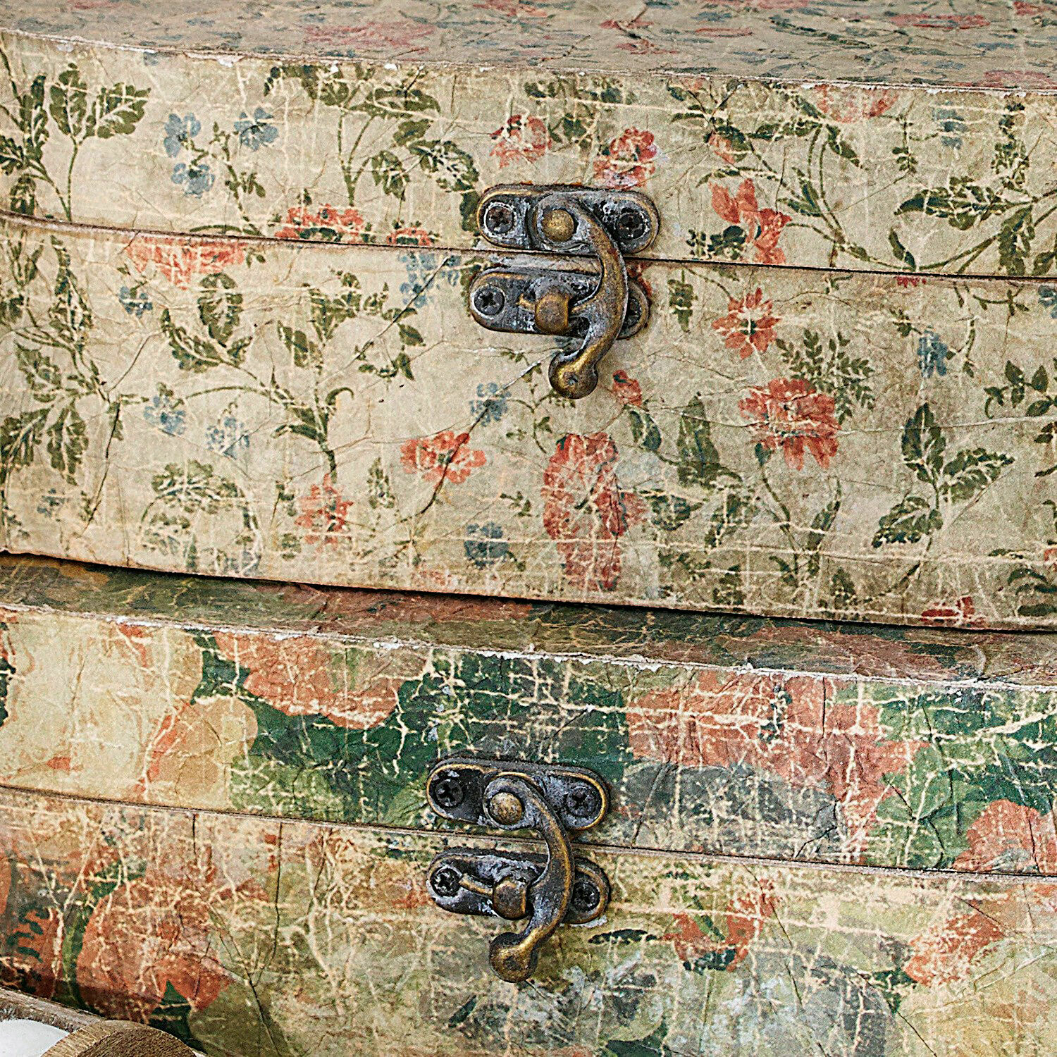 Alte Schachteln mit Metallverschlüssen und floralem Muster in pastelligen Vintage-Farben