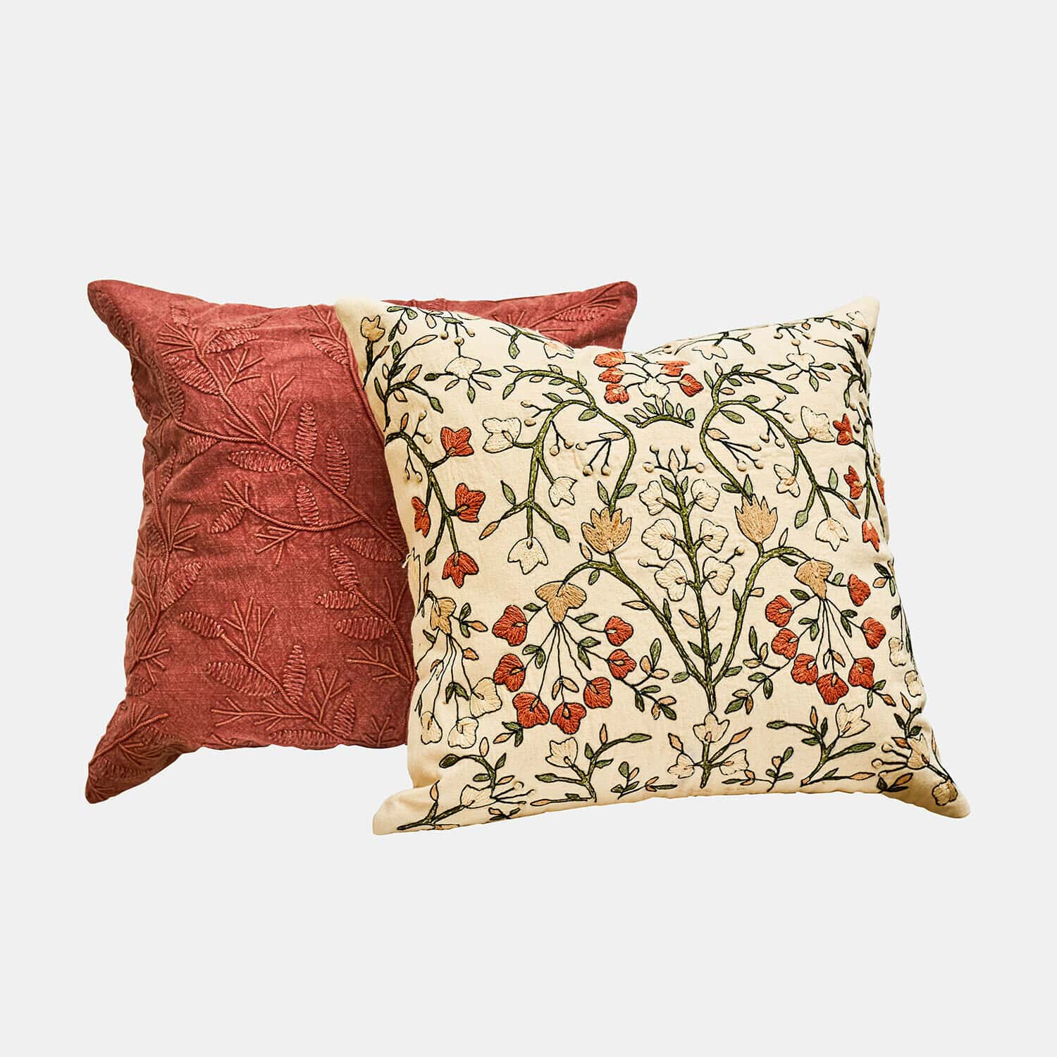 Set aus zwei dekorativen Kissen mit besticktem Blumenmuster und rotem Blattmotiv