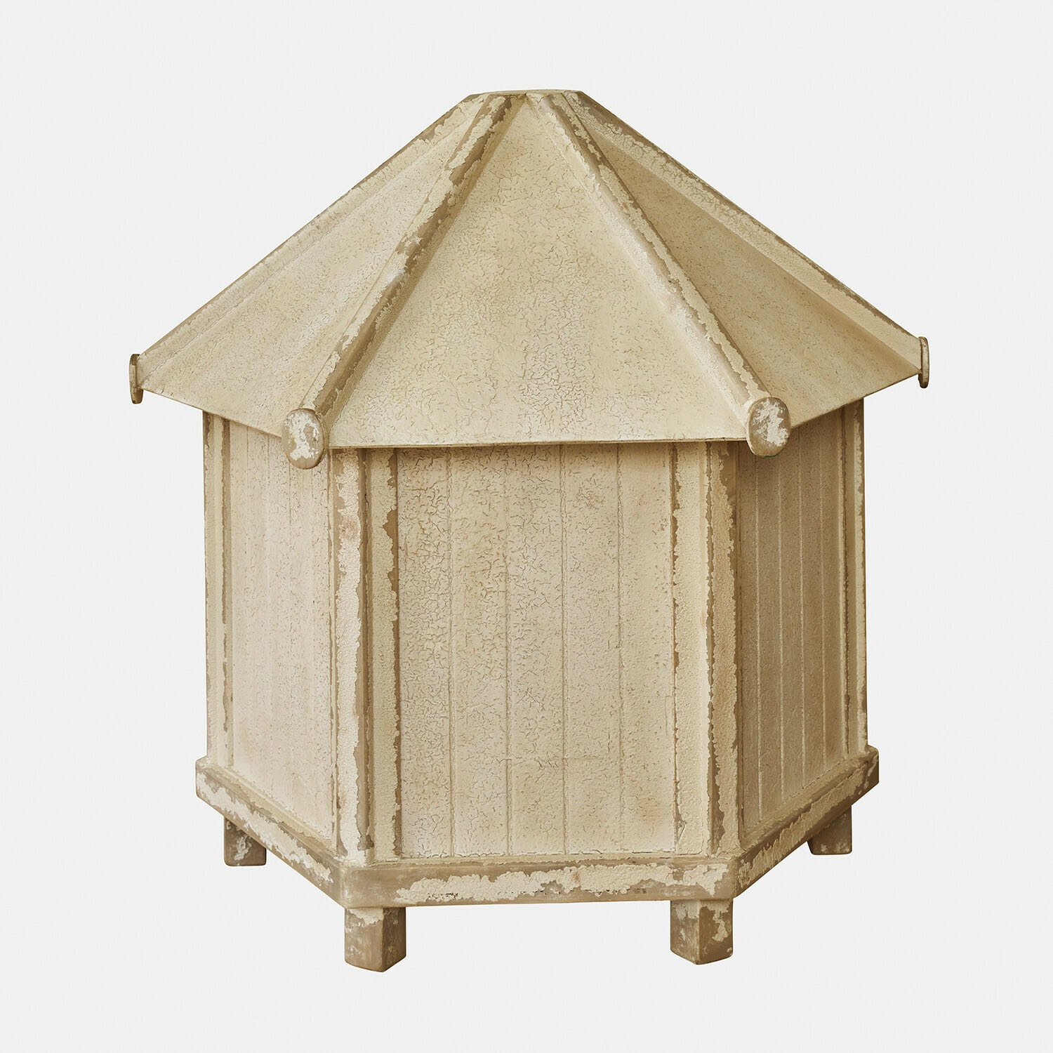 Beige Metall-Gartenlaterne im Vintage-Stil mit sechseckigem Dach und gealterter Oberfläche