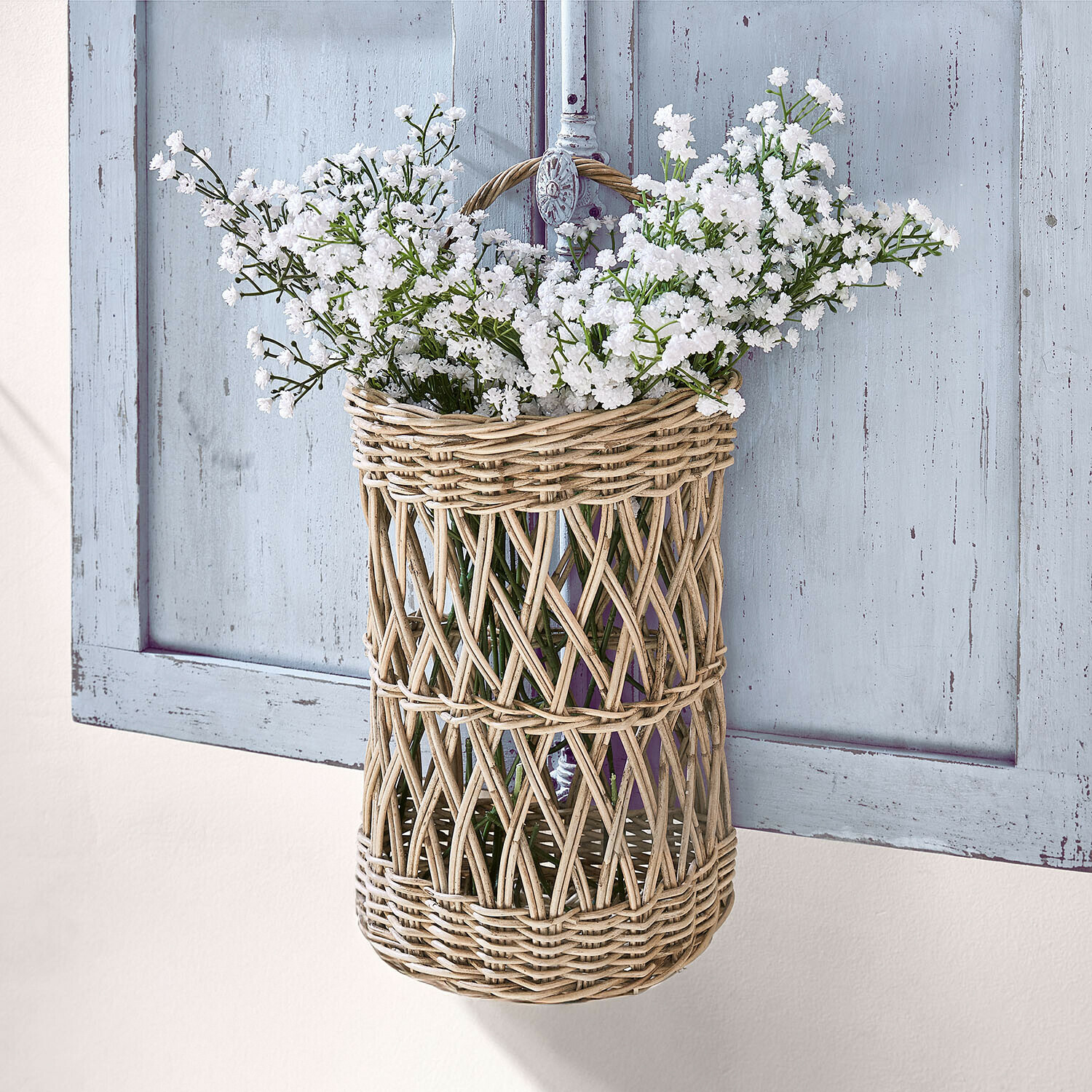 Hängekorb Finara Hängender Korb aus natürlichem Rattan mit weißen Blumen als Wanddekoration