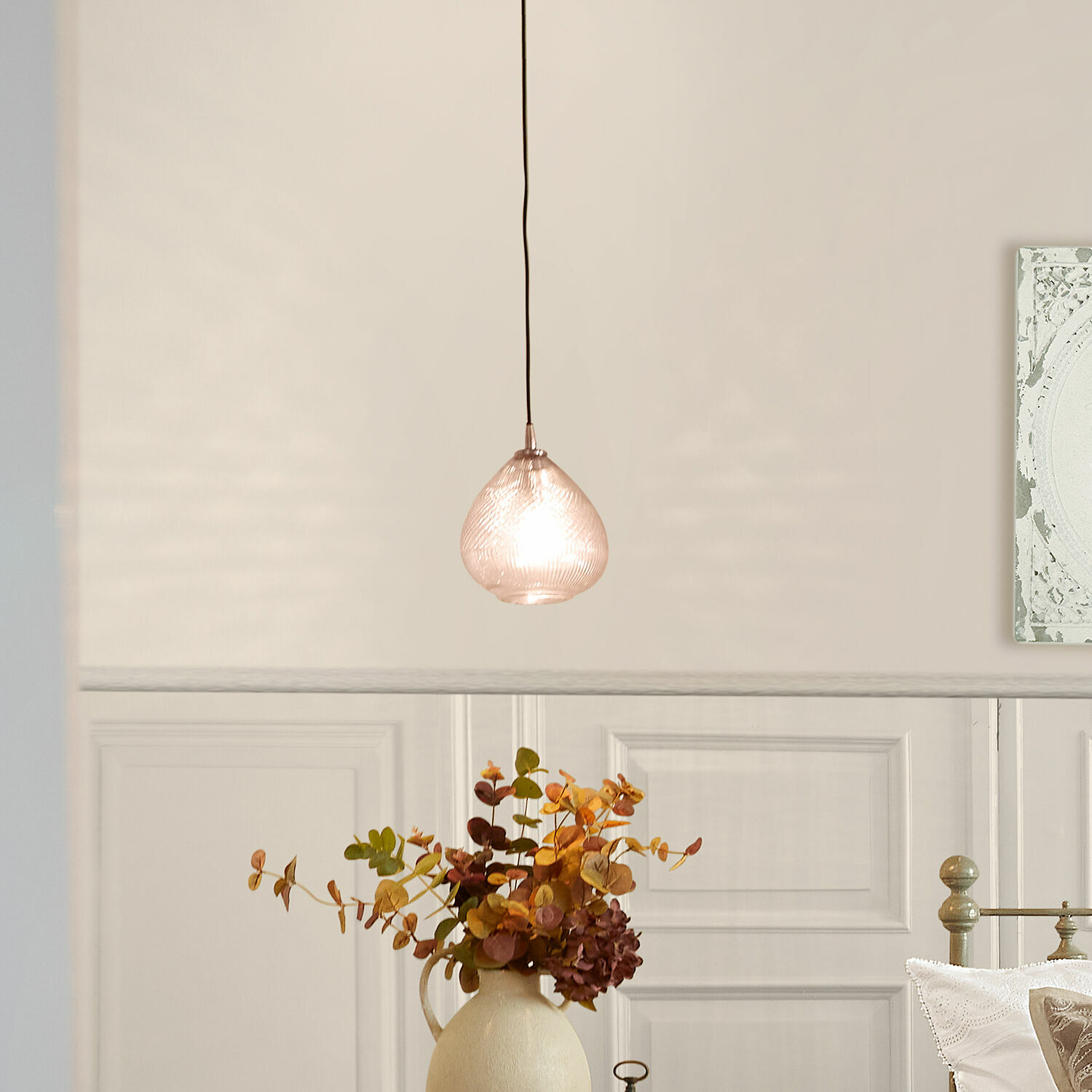Hängelampe aus Glas in tropfenförmigem Design und warmem Rosaton für moderne Räume