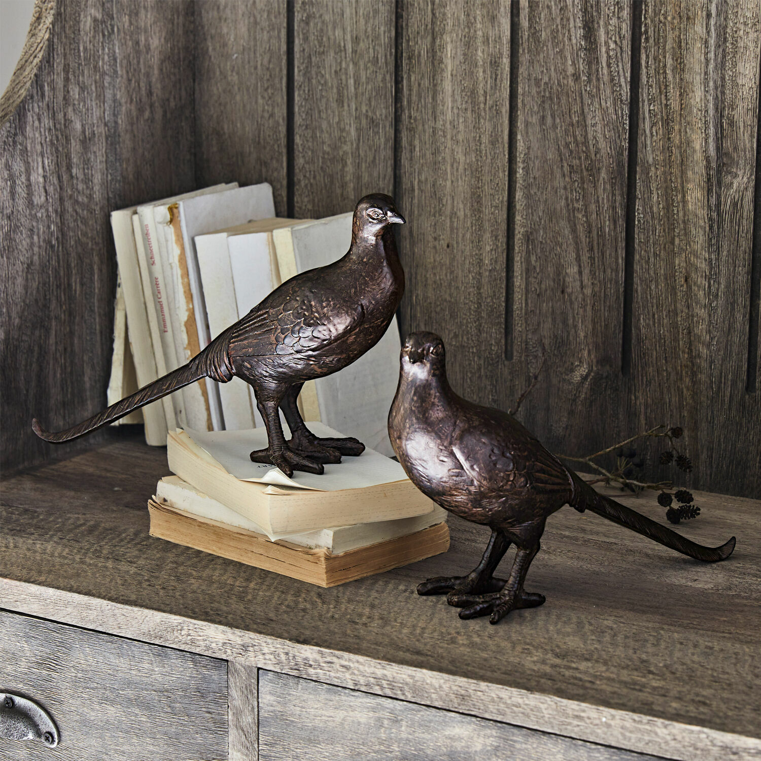 Deko-Vogel 2er Set Roddy Dekorative braune Metallvogel-Figuren auf Holzregal mit Büchern als Dekoobjekte