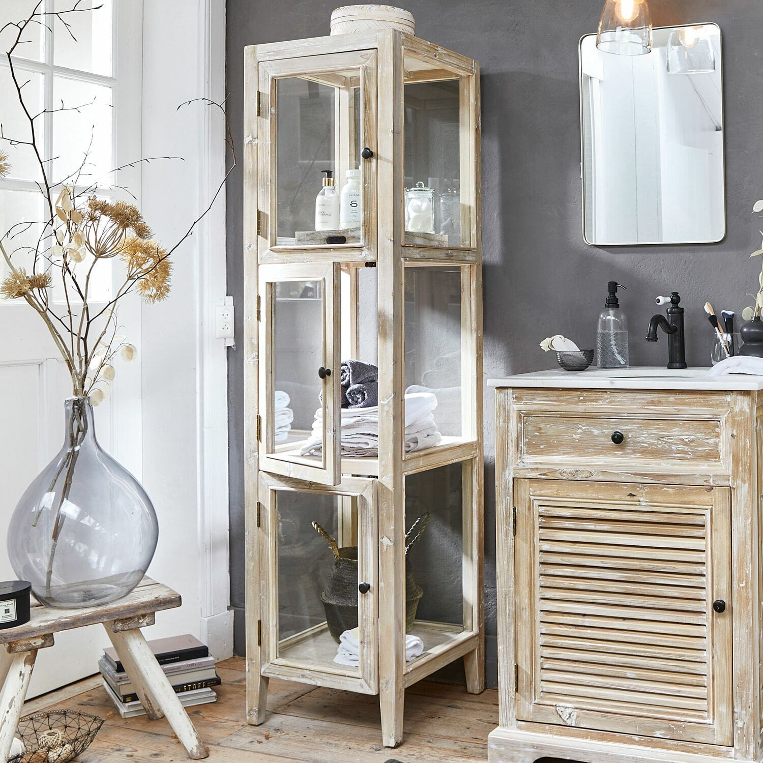 Vintage Badezimmervitrine aus Holz mit Glastüren und natürlicher Oberfläche