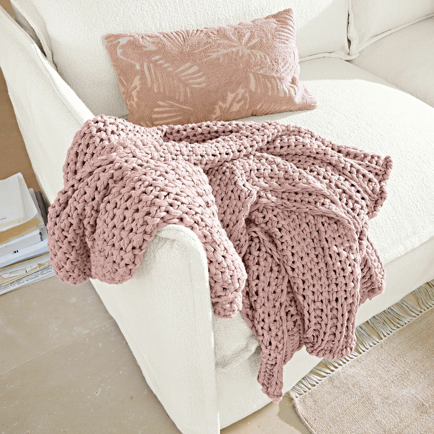 Plaid Plixoren Rosa grob gestrickte Decke auf weißem Sofa mit dekorativem Kissen mit Blattmuster, weich und gemütlich