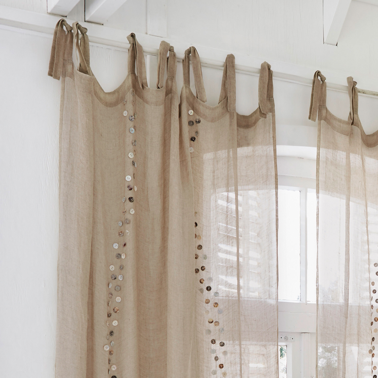 Beige Leinenvorhang mit dekorativen Knöpfen, leicht und transparent, stilvolle Fensterdekoration