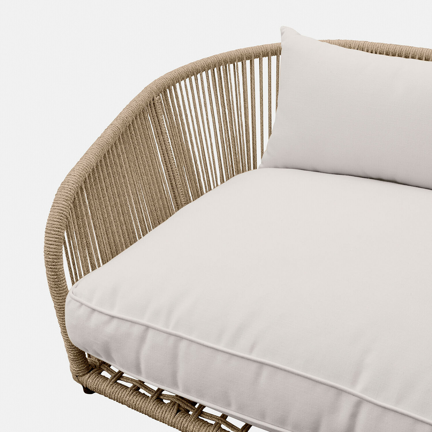 Beiges Sofa mit geflochtenem Rücken und hellbeigen Kissen, gemütliches Wohnzimmermöbel