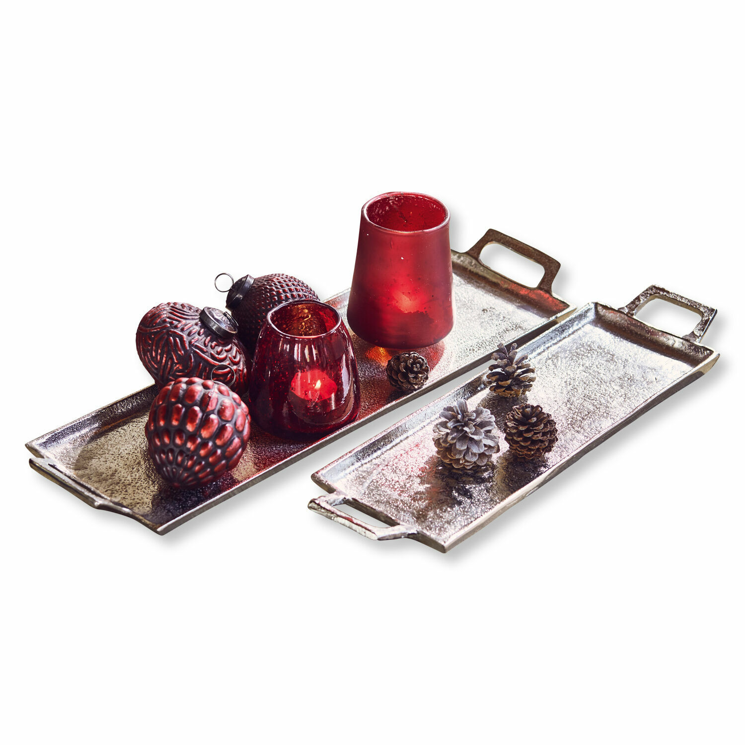 Silberne Metalltabletts mit Griffen, roten Glaswindlichtern und Weihnachtsdekorationen