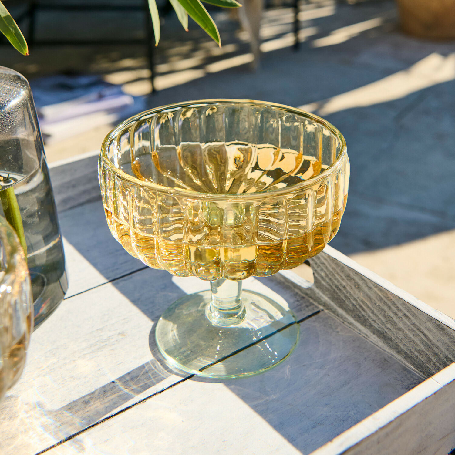 Bernsteinfarbener Glasschale mit dekorativem Muster, ideal für Desserts bei Sommerveranstaltungen