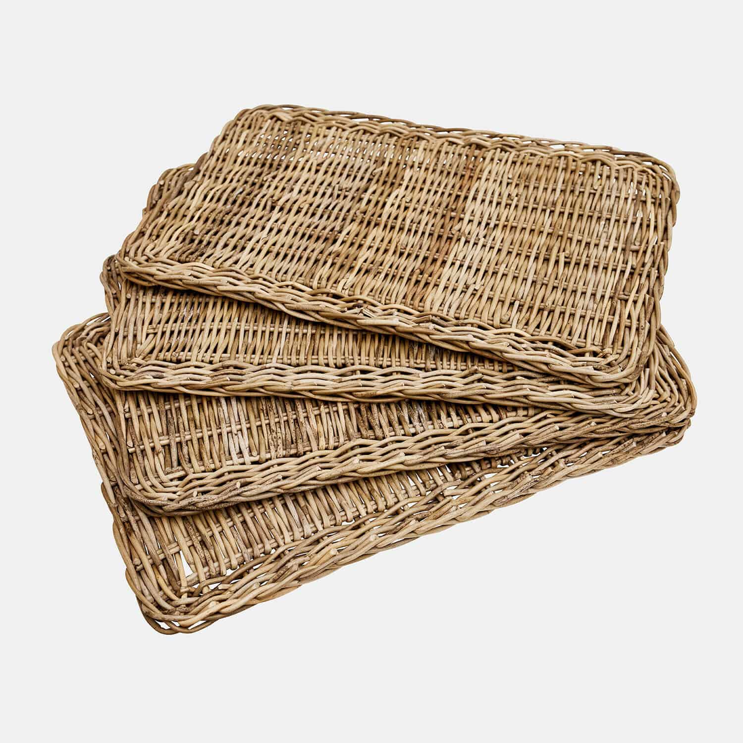 Set aus drei rechteckigen Tabletts aus natürlichem Rattan zum Servieren und Dekorieren