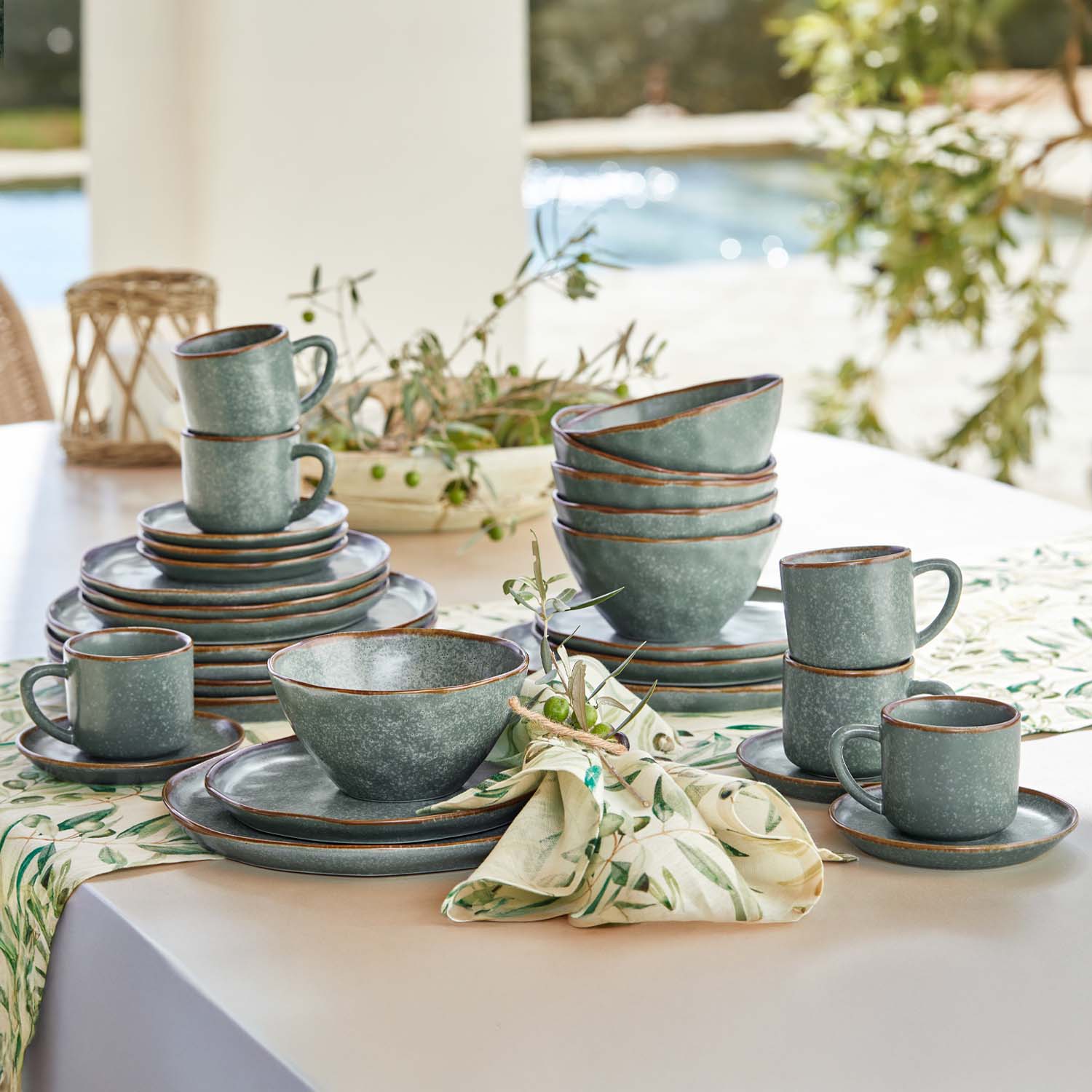 Grünes Keramik-Geschirr mit braunem Rand als stilvolles Essgeschirr für den Tisch