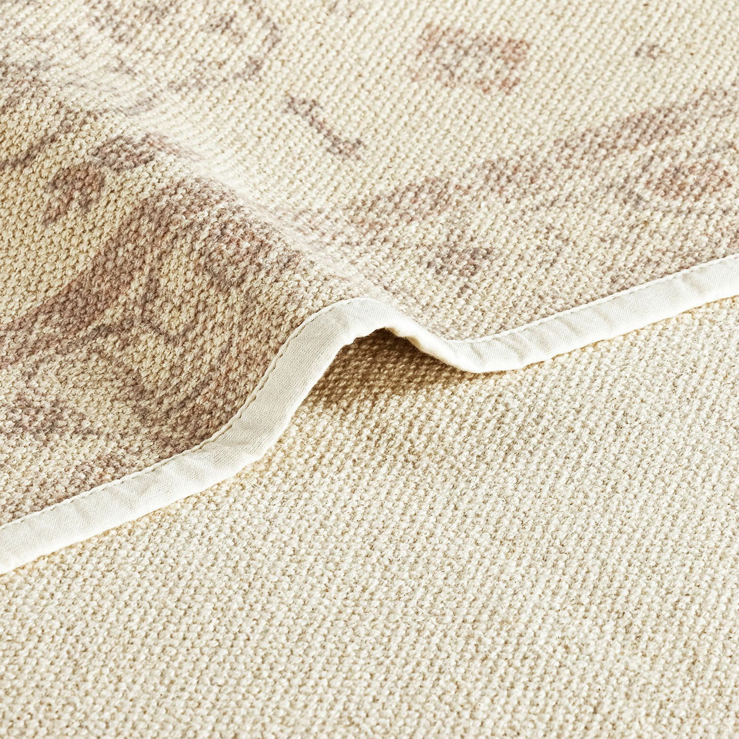 Beigefarbener Teppich aus weichem Material mit dezentem Muster für Wohnraumgestaltung