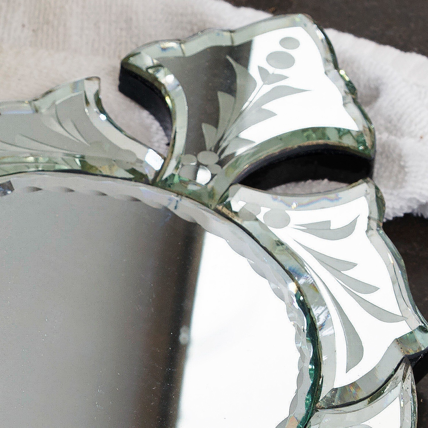 Dekorativer Spiegel mit graviertem transparentem Glasrahmen, stilvolles Wohnaccessoire