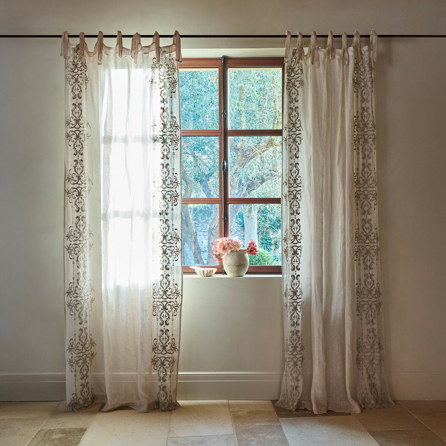 Gardine Damienie Transparente beige Leinenvorhänge mit dekorativem Muster, leicht und stilvoll fürs Wohnzimmer