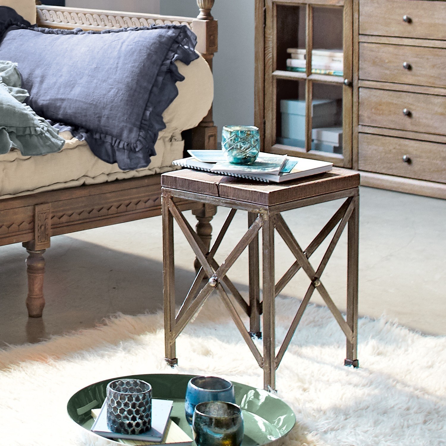 Quadratischer Beistelltisch mit Metallgestell und Holzplatte im Vintage-Stil im Wohnzimmer