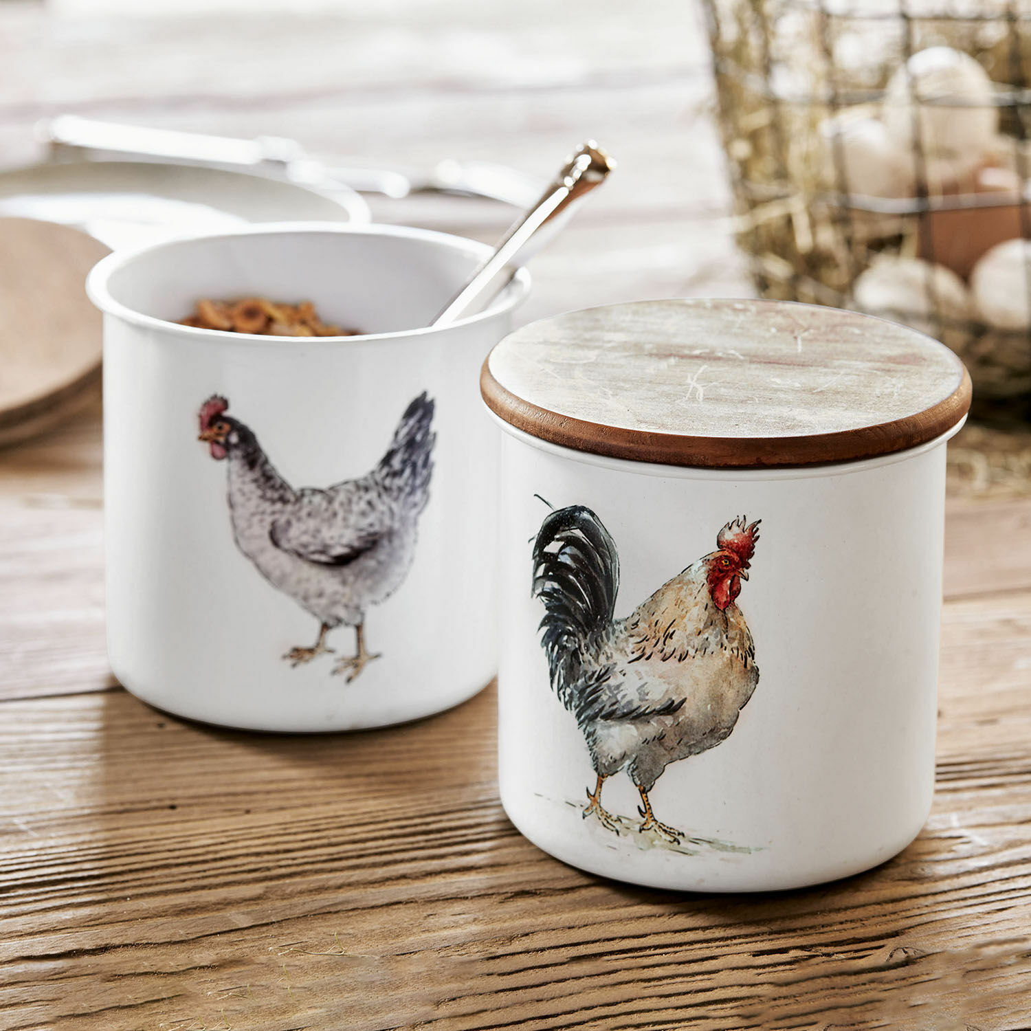 Dose 2er Set Nobles Weiße Keramikdosen mit Holzdeckel und Huhn- sowie Hahn-Motiv auf Holztisch in Küche