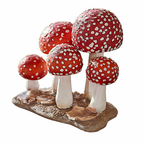 Dekorative rote Fliegenpilze mit weißen Punkten auf erdähnlicher Basis, Wohn- und Gartendekoration