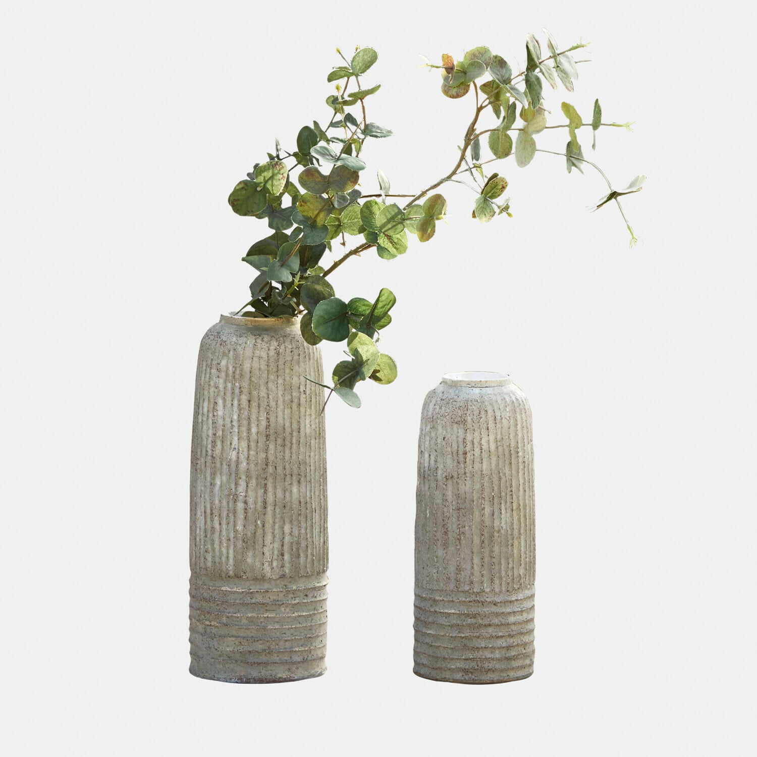 Vase 2er Set Bellonas Zwei beige strukturierte Keramikvasen, eine mit grünen Eukalyptusblättern, moderne Wohnraumdekoration
